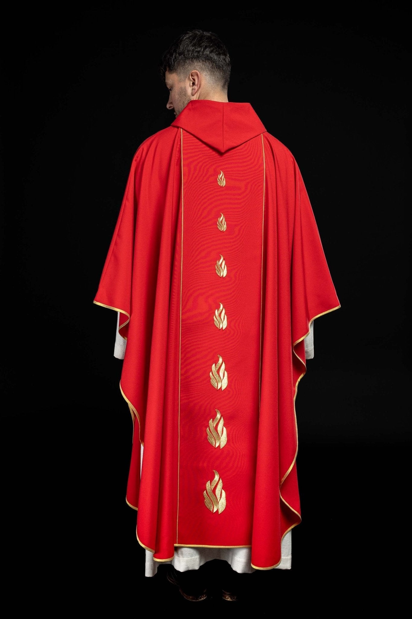 Casulla roja con bordado Espíritu Santo KOR/015/02/01 CZERWONY - CASULLAS.ES