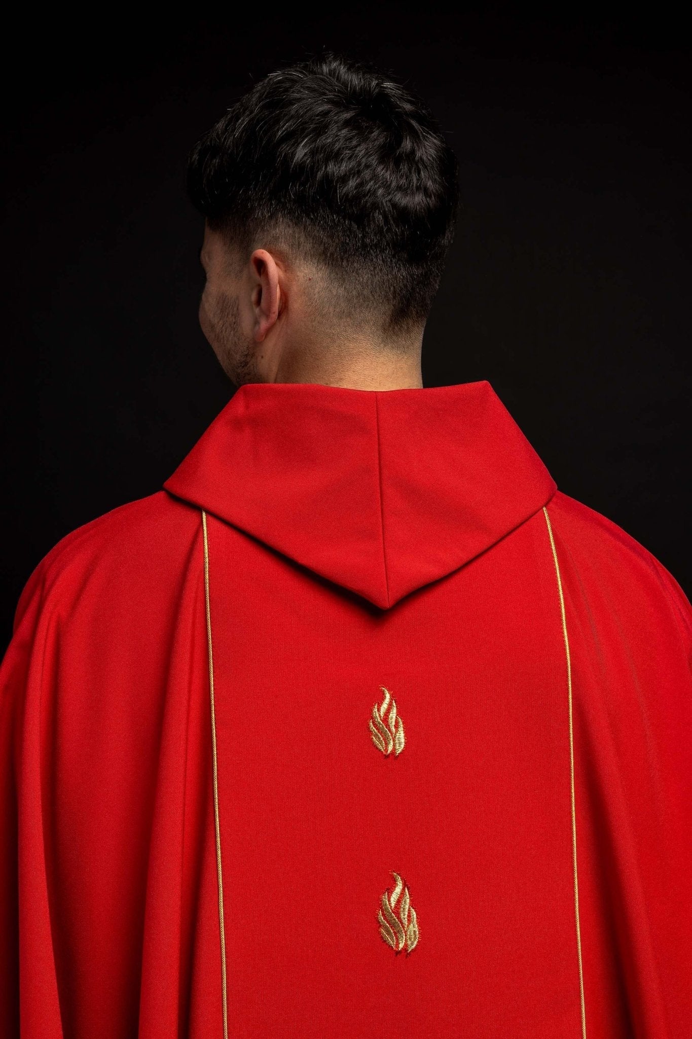 Casulla roja con bordado Espíritu Santo KOR/015/02/01 CZERWONY - CASULLAS.ES