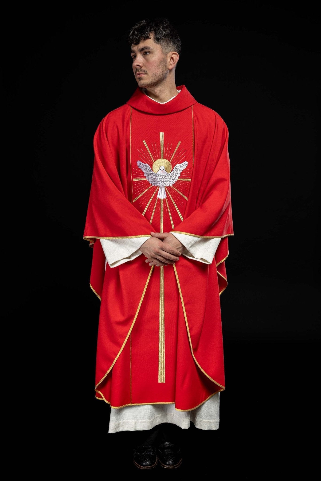 Casulla roja con bordado Espíritu Santo KOR/015/02/01 CZERWONY - CASULLAS.ES