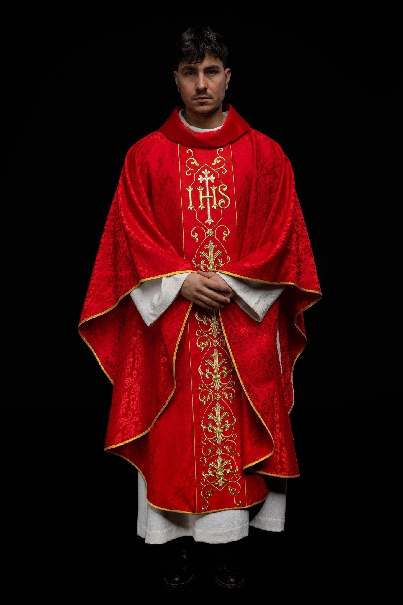 Casulla roja con bordado IHS ; la tela decorativa KOR/268/02/67 - CASULLAS.ES