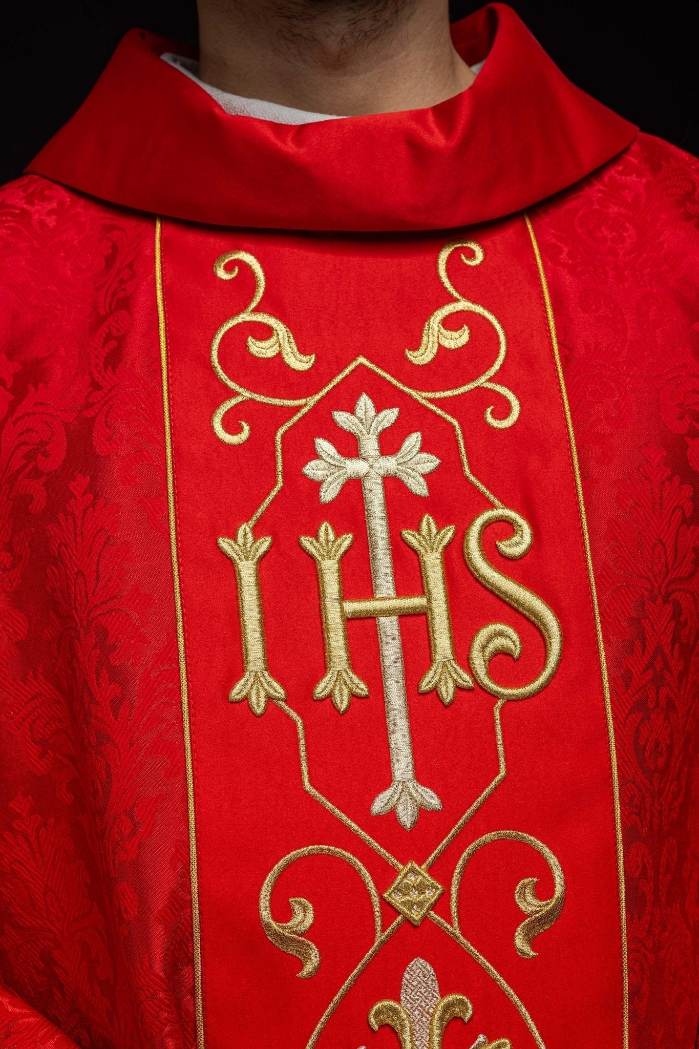 Casulla roja con bordado IHS ; la tela decorativa KOR/268/02/67 - CASULLAS.ES