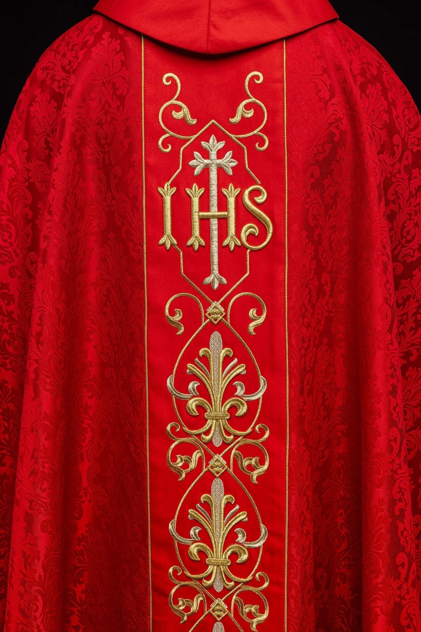 Casulla roja con bordado IHS ; la tela decorativa KOR/268/02/67 - CASULLAS.ES
