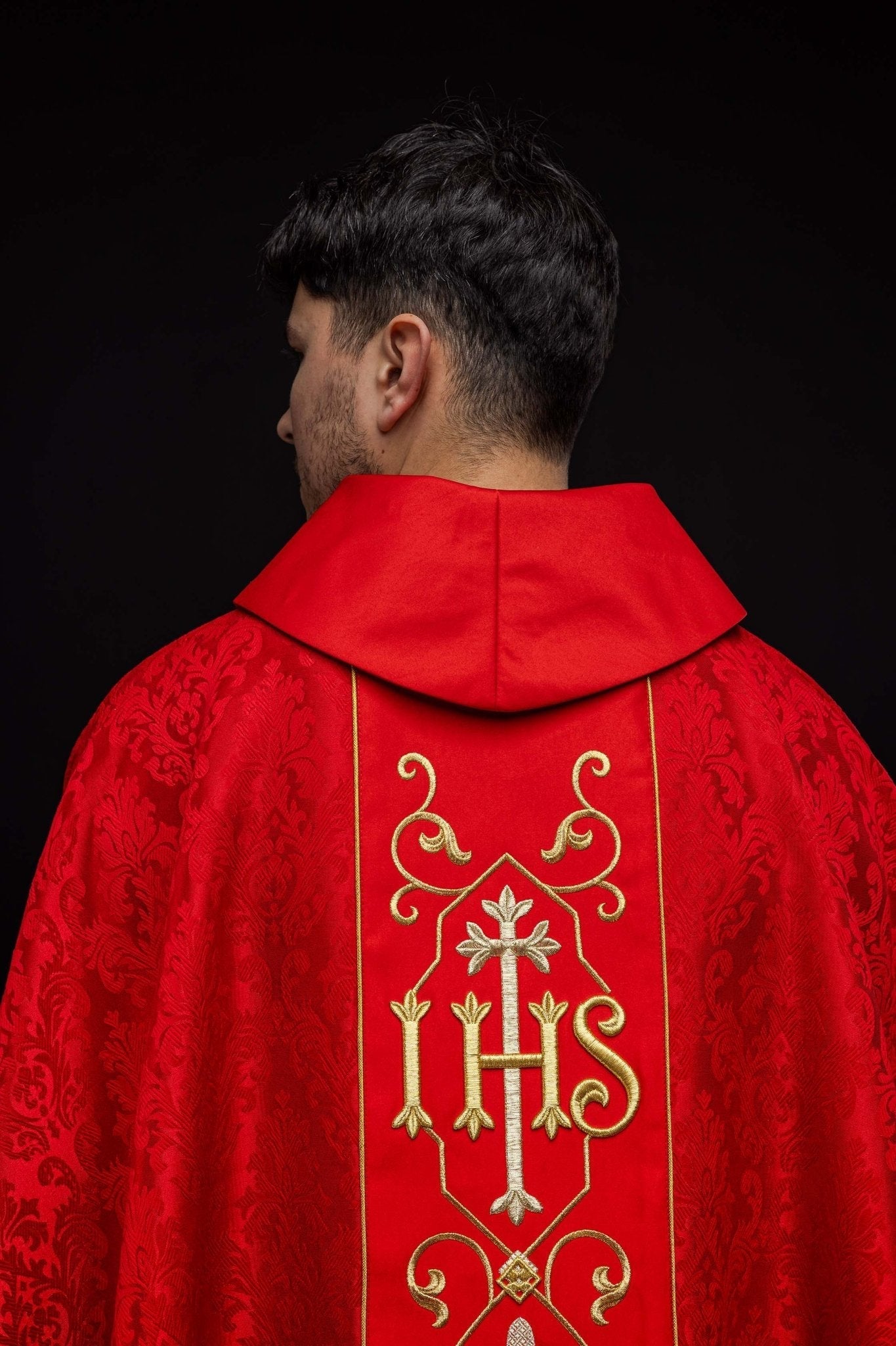 Casulla roja con bordado IHS ; la tela decorativa KOR/268/02/67 - CASULLAS.ES