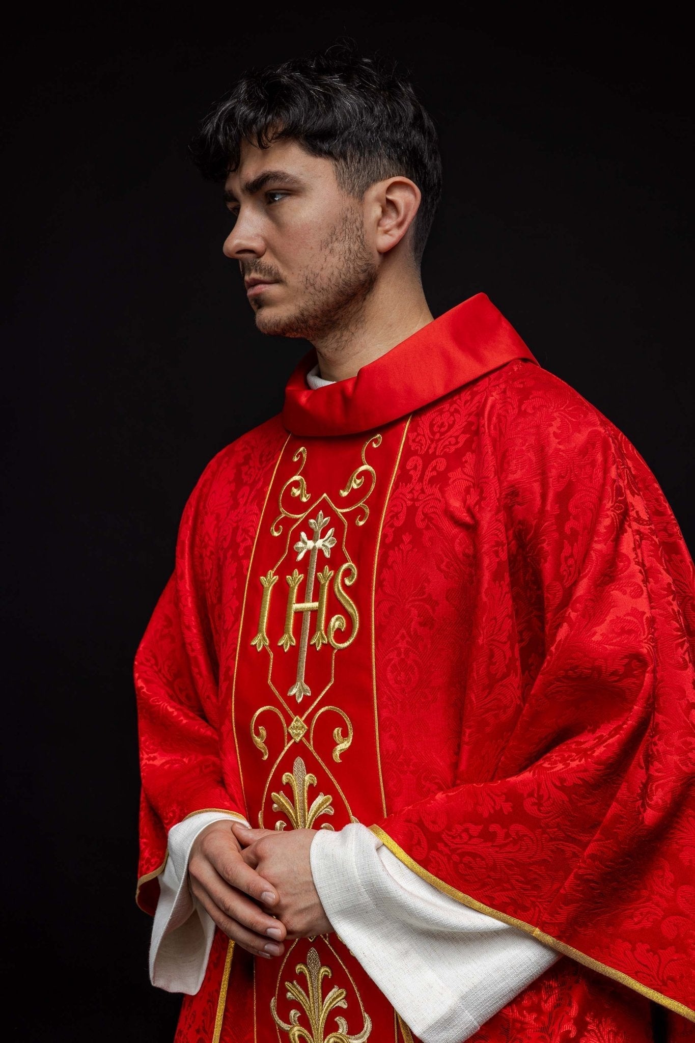 Casulla roja con bordado IHS ; la tela decorativa KOR/268/02/67 - CASULLAS.ES