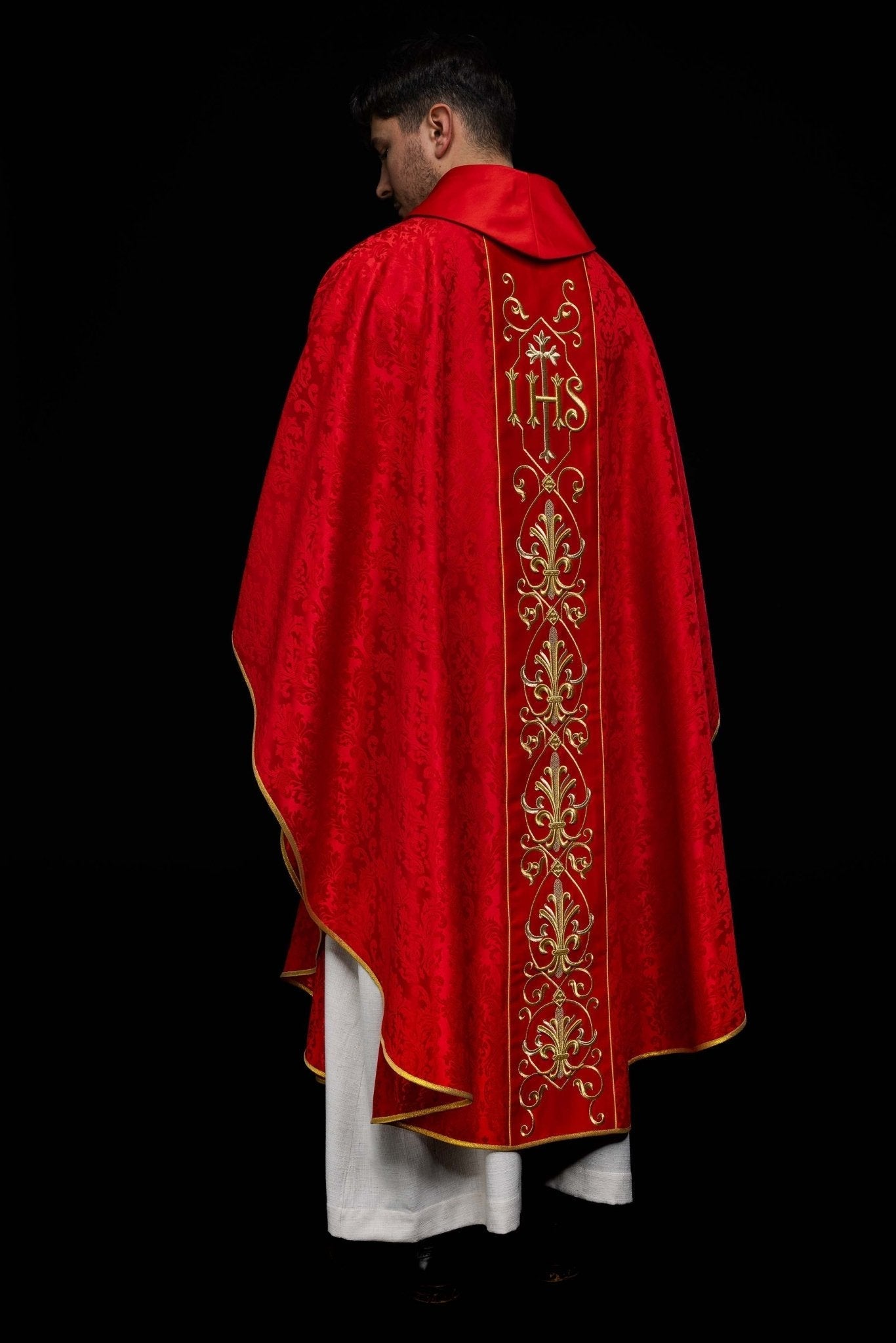 Casulla roja con bordado IHS ; la tela decorativa KOR/268/02/67 - CASULLAS.ES