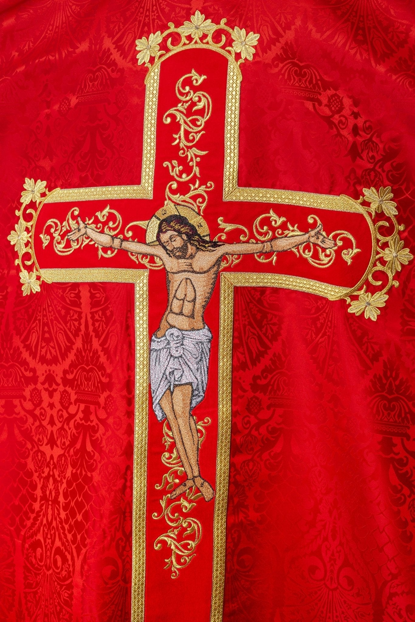 Casulla roja con bordado Jesucristo, la tela decorativa KOR/190/02/83/PA CZERWONY - CASULLAS.ES