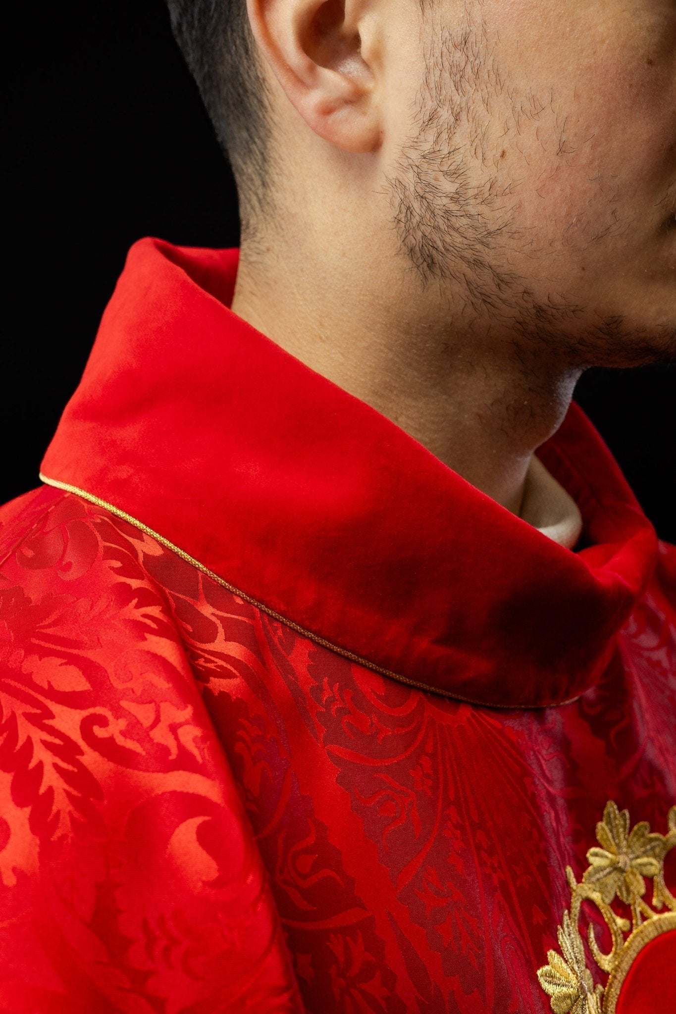 Casulla roja con bordado Jesucristo, la tela decorativa KOR/190/02/83/PA CZERWONY - CASULLAS.ES