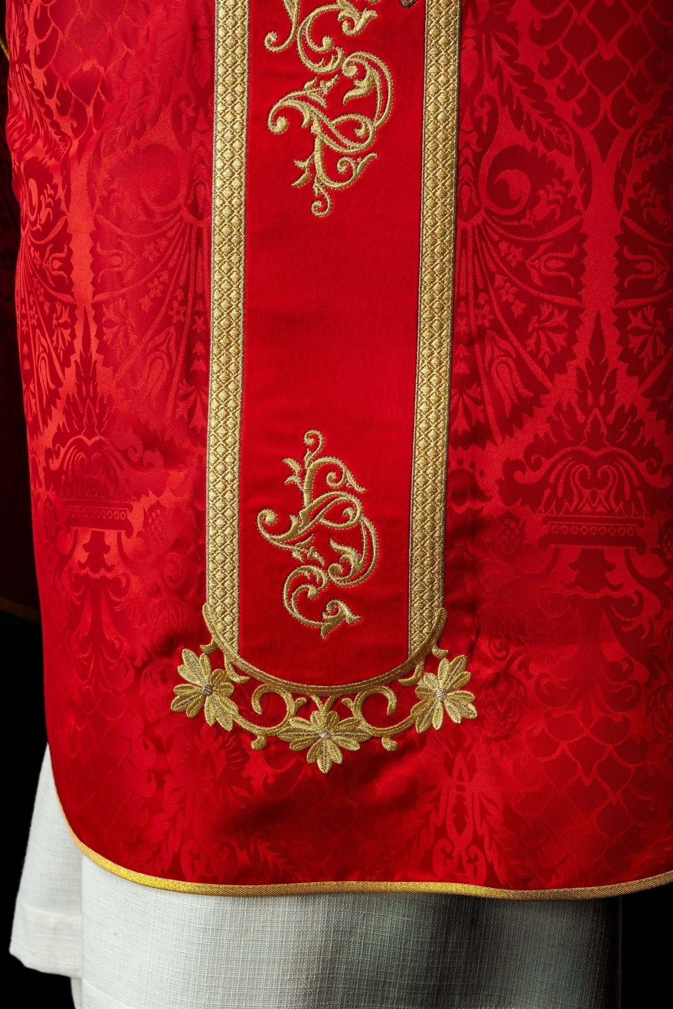 Casulla roja con bordado Jesucristo, la tela decorativa KOR/190/02/83/PA CZERWONY - CASULLAS.ES
