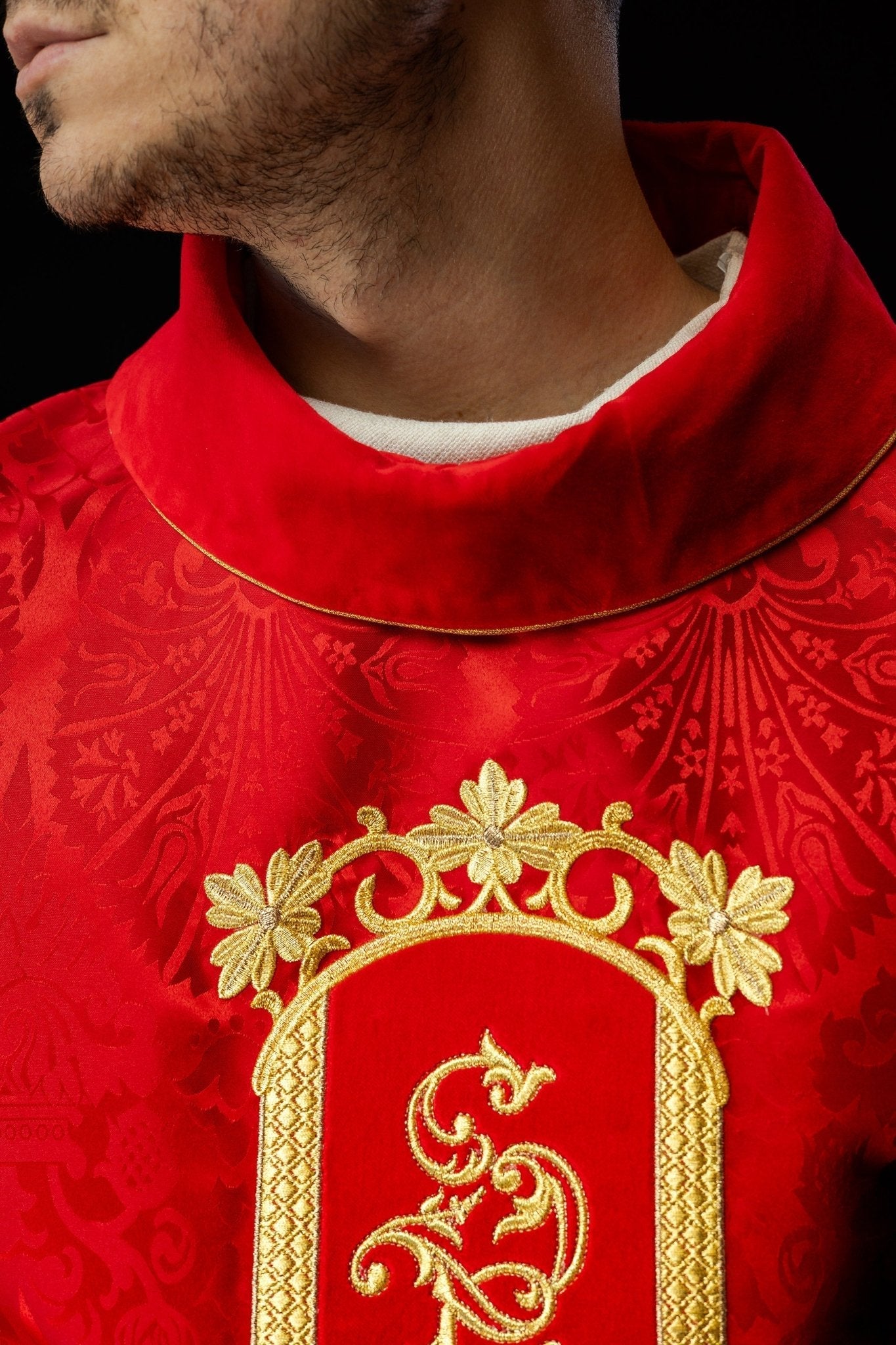 Casulla roja con bordado Jesucristo, la tela decorativa KOR/190/02/83/PA CZERWONY - CASULLAS.ES