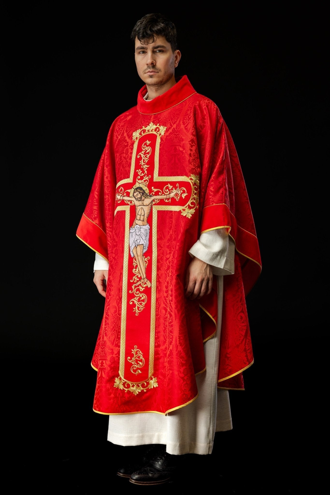 Casulla roja con bordado Jesucristo, la tela decorativa KOR/190/02/83/PA CZERWONY - CASULLAS.ES