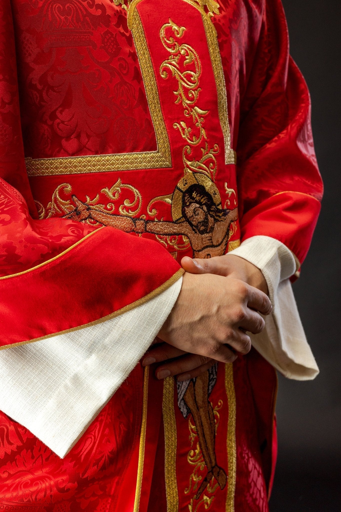 Casulla roja con bordado Jesucristo, la tela decorativa KOR/190/02/83/PA CZERWONY - CASULLAS.ES