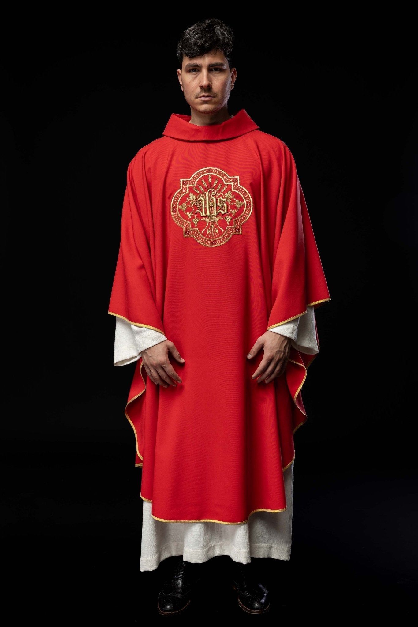 Casulla roja con bordados IHS y PAX KOR/119/02/01 CZERWONY - CASULLAS.ES