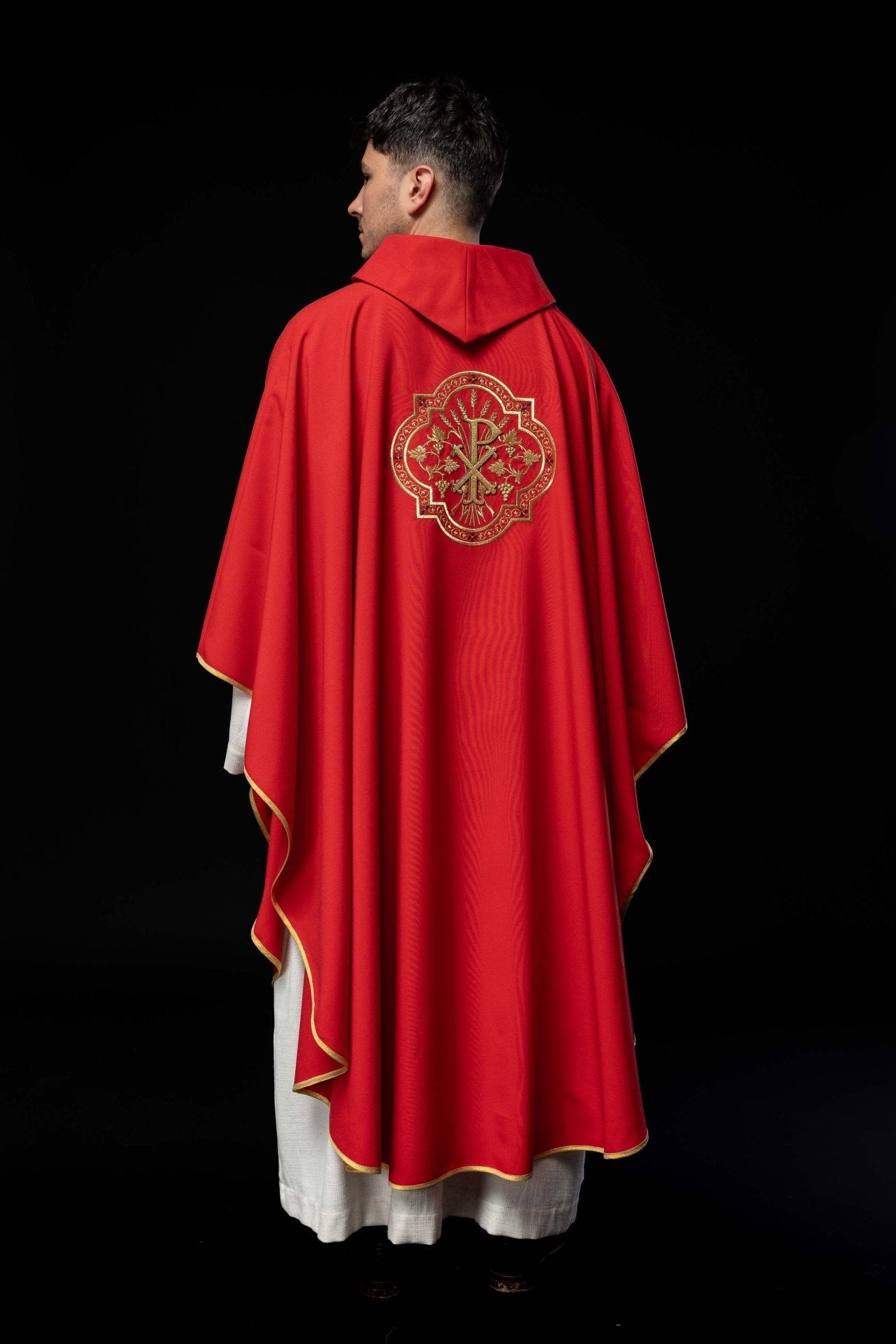 Casulla roja con bordados IHS y PAX KOR/119/02/01 CZERWONY - CASULLAS.ES