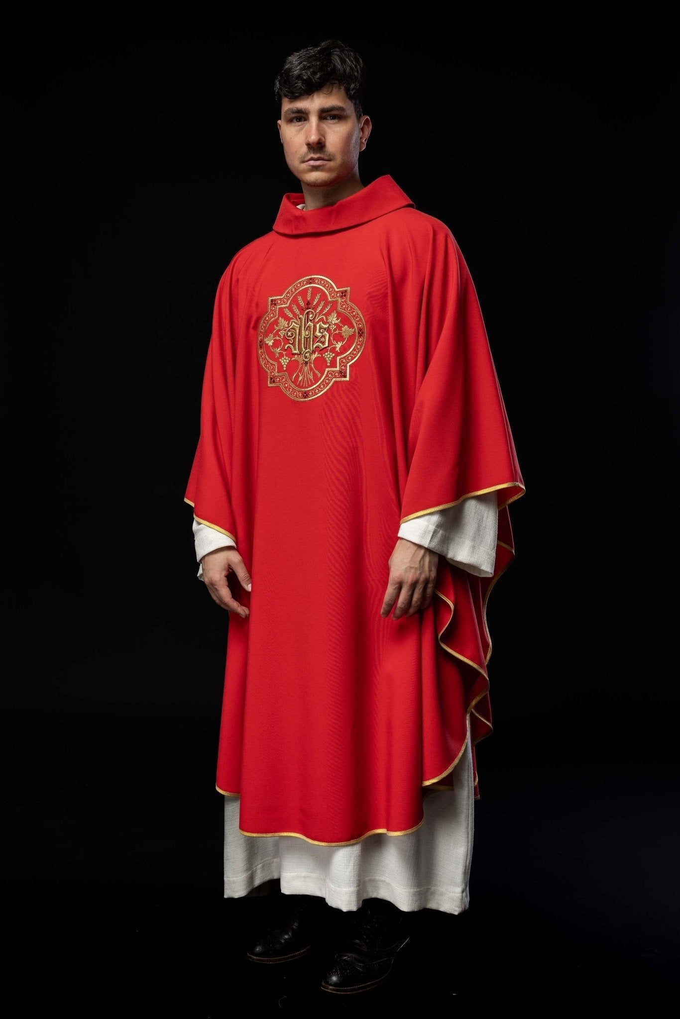 Casulla roja con bordados IHS y PAX KOR/119/02/01 CZERWONY - CASULLAS.ES