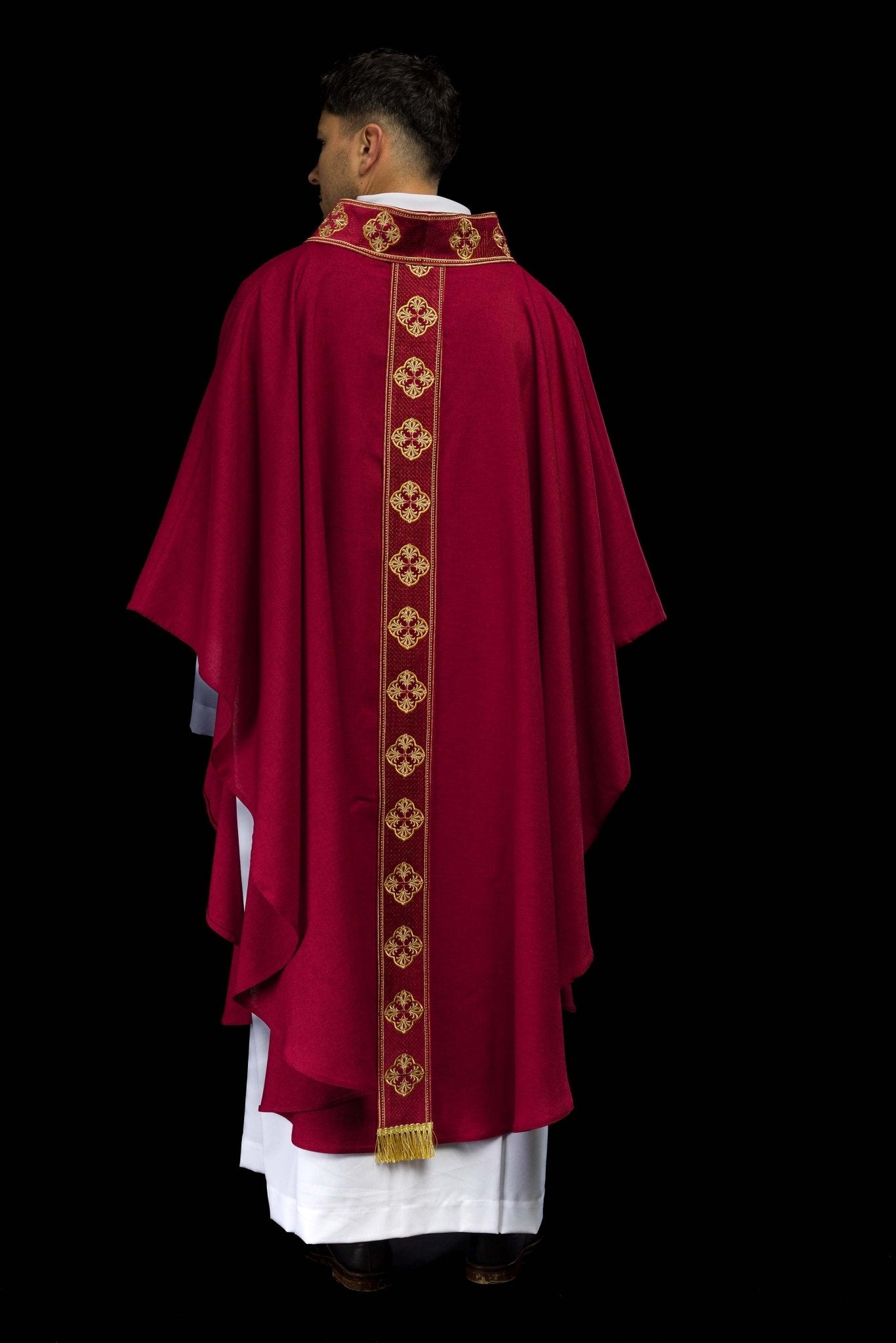 Casulla roja con cinturón bordado con cruces y cuello S-7069-02-70 - CASULLAS.ES