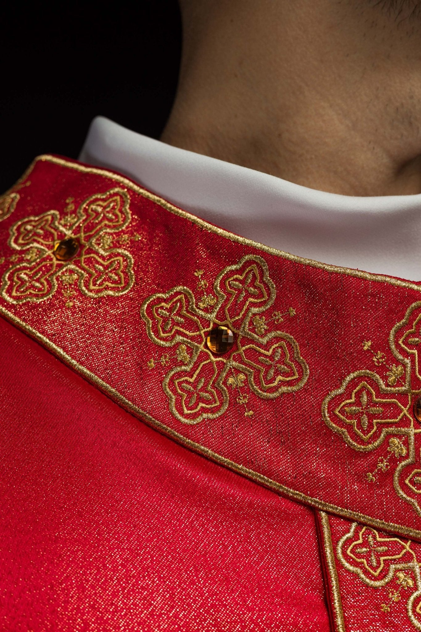 Casulla roja con cinturón bordado y cuello decorado con piedras S-7056-02-54 - CASULLAS.ES