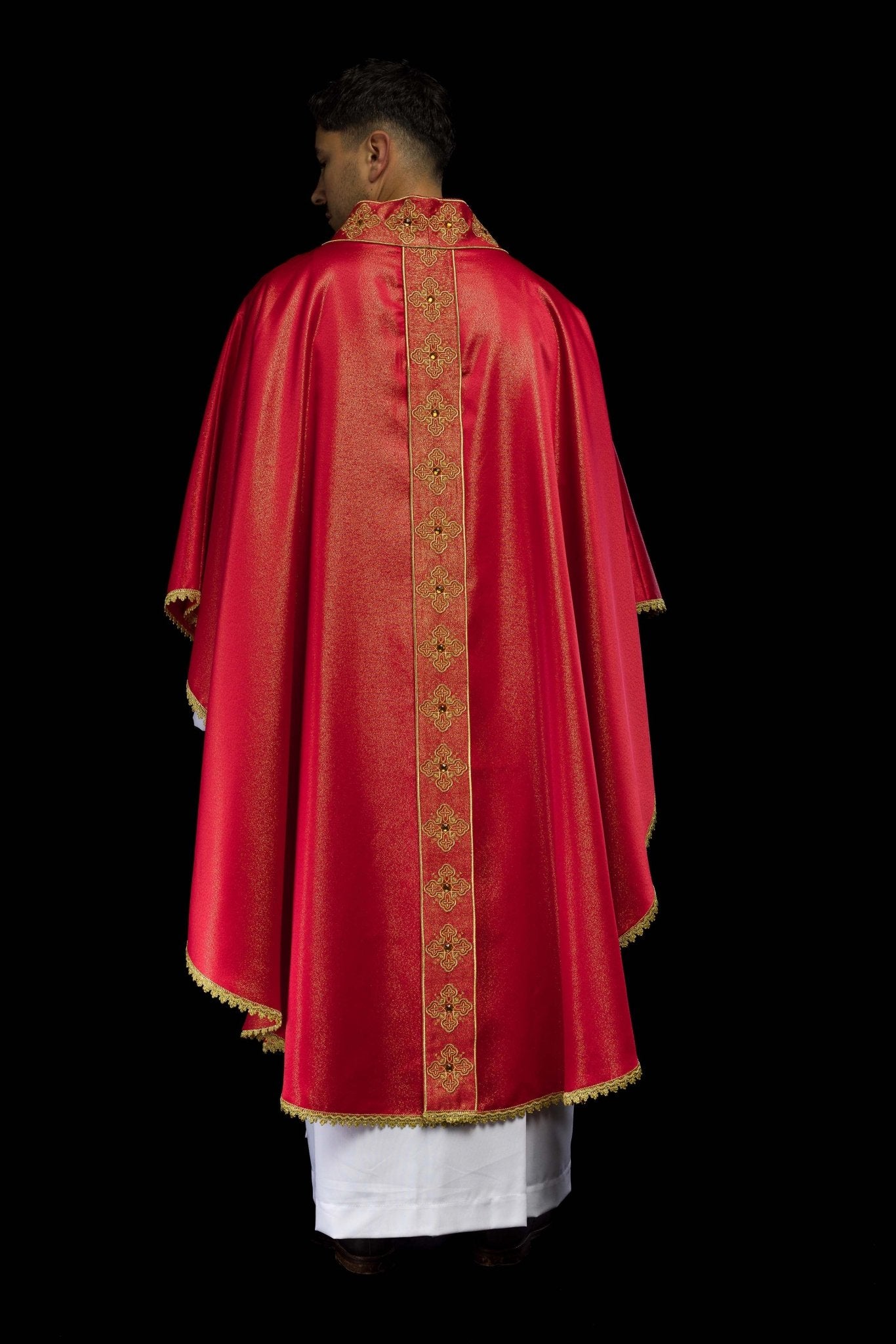 Casulla roja con cinturón bordado y cuello decorado con piedras S-7056-02-54 - CASULLAS.ES