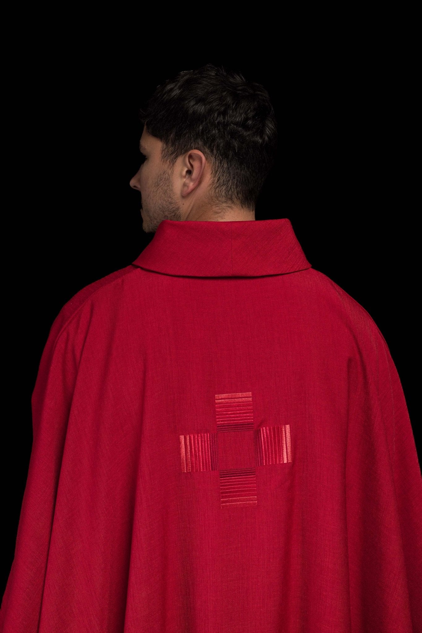 Casulla roja con cruces bordadas HA7033-02 CZERWONY - CASULLAS.ES