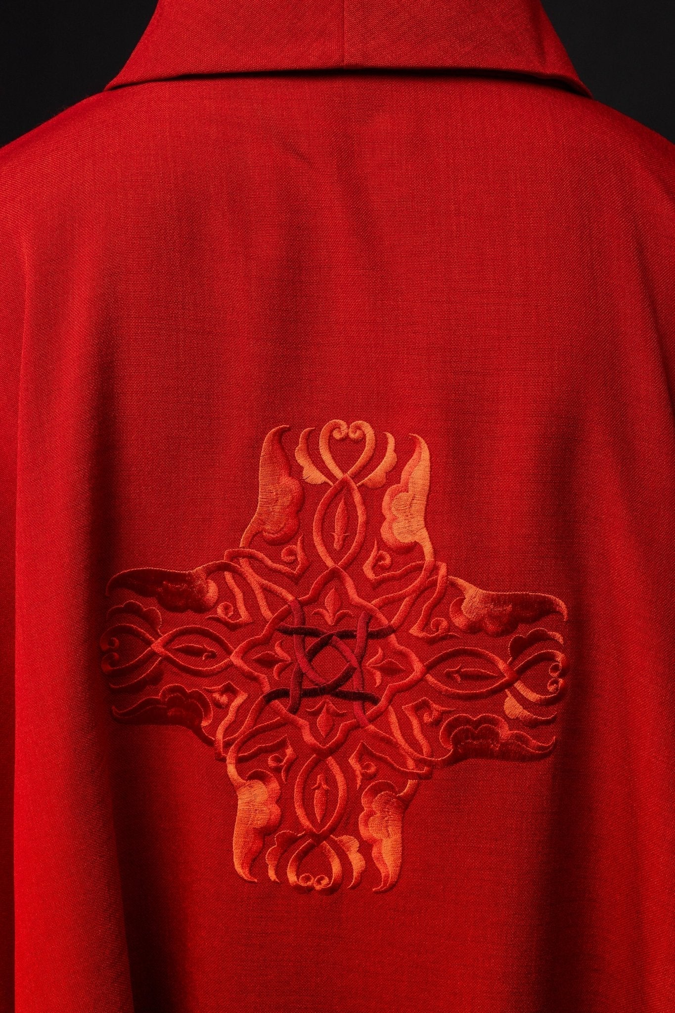 Casulla roja con Cruz bordado HA7035 - 02 CZERWONY - CASULLAS.ES