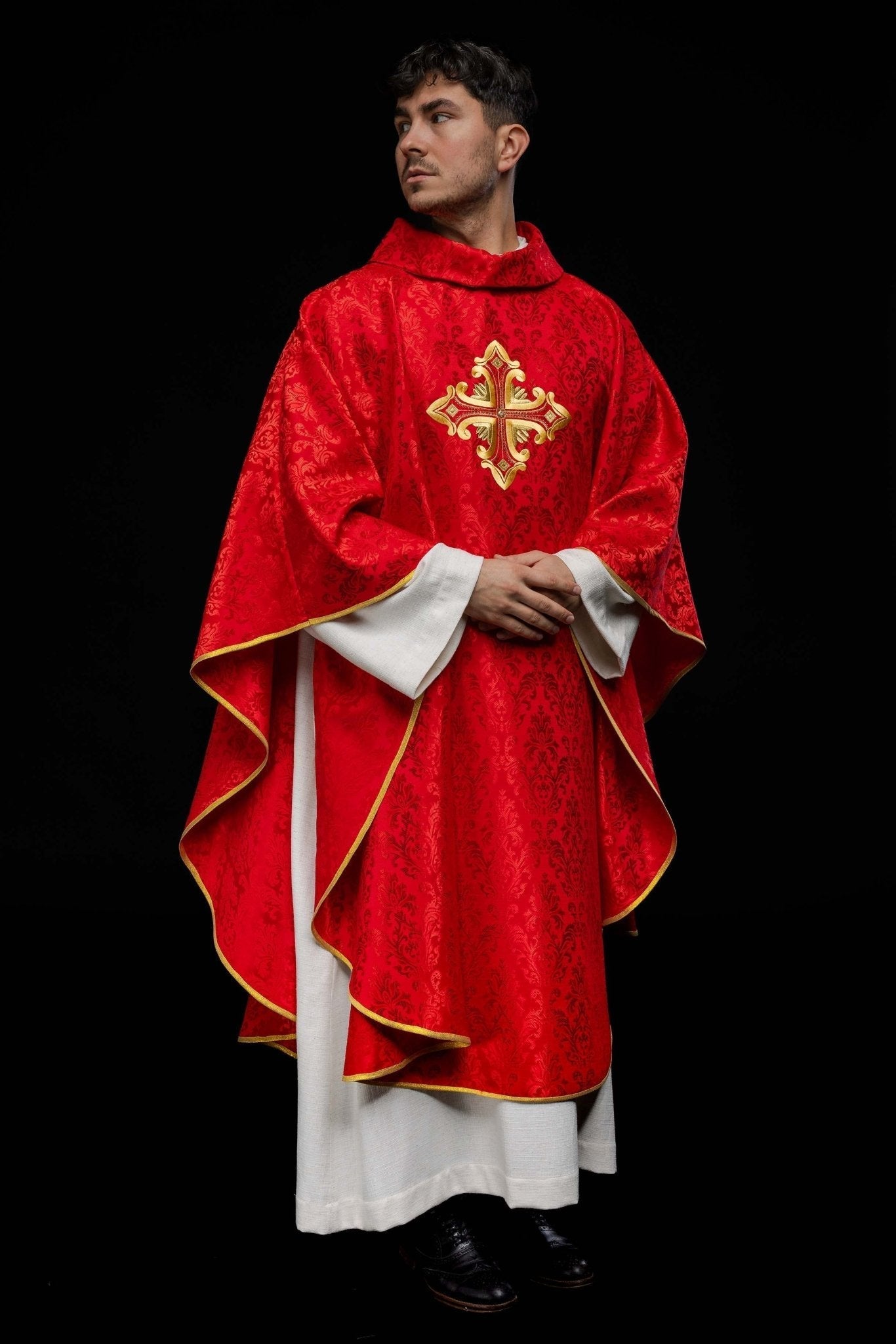 Casulla roja con cruz cosida en tela estampada HIT/197007/02/67 CZERWONY - CASULLAS.ES