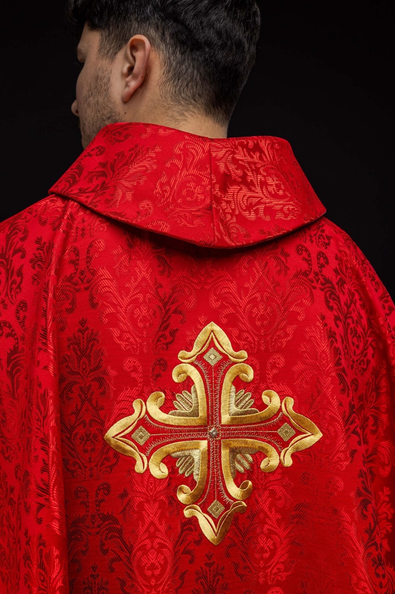 Casulla roja con cruz cosida en tela estampada HIT/197007/02/67 CZERWONY - CASULLAS.ES