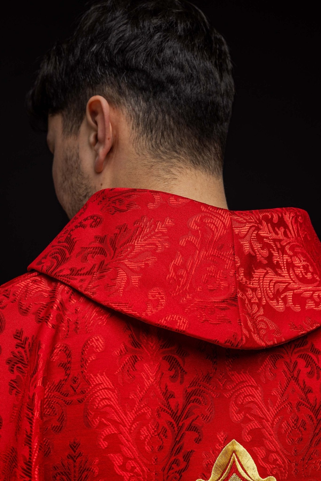 Casulla roja con cruz cosida en tela estampada HIT/197007/02/67 CZERWONY - CASULLAS.ES