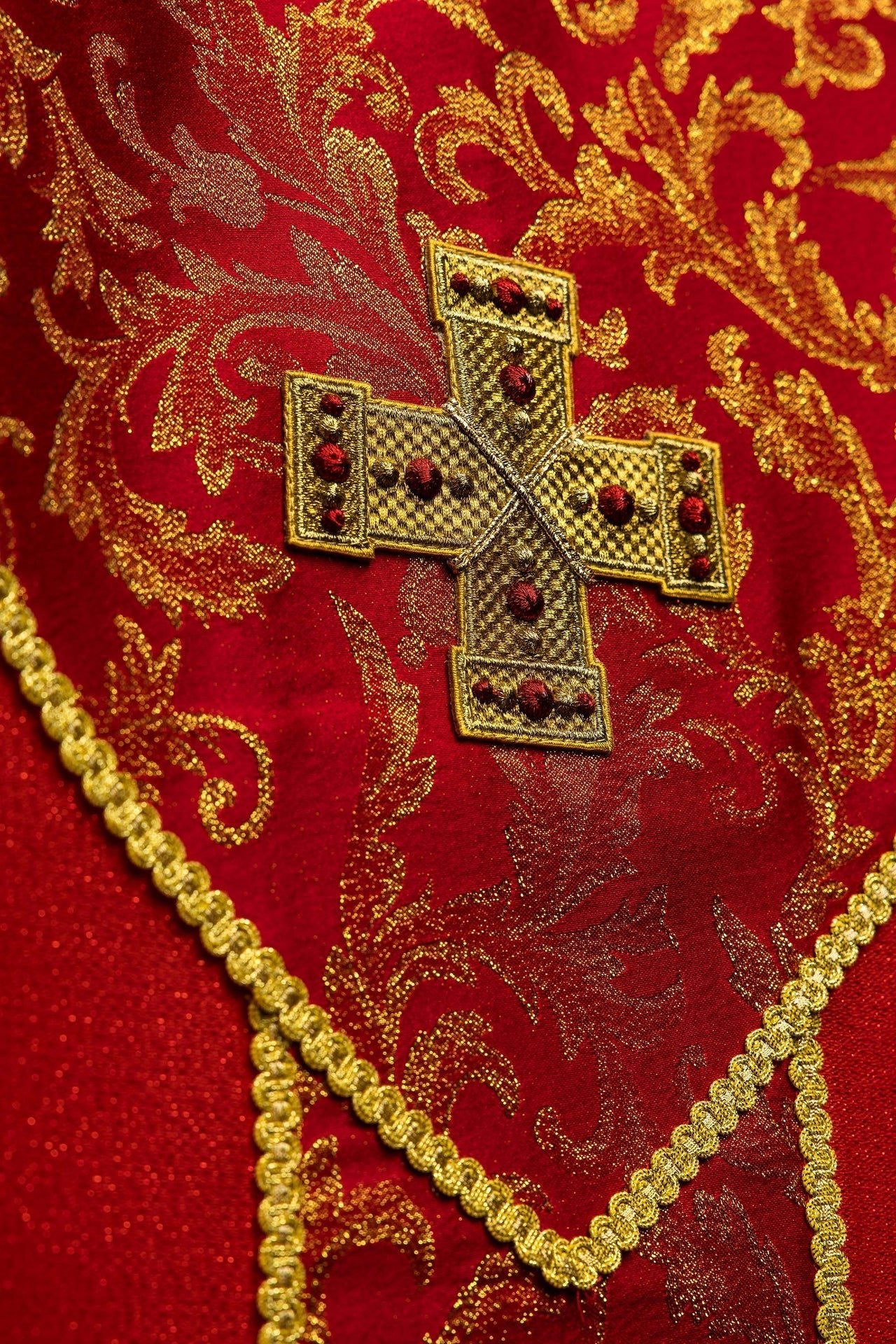 Casulla roja con cruz decorada con tejido jacquard LE/7075/02 - CASULLAS.ES