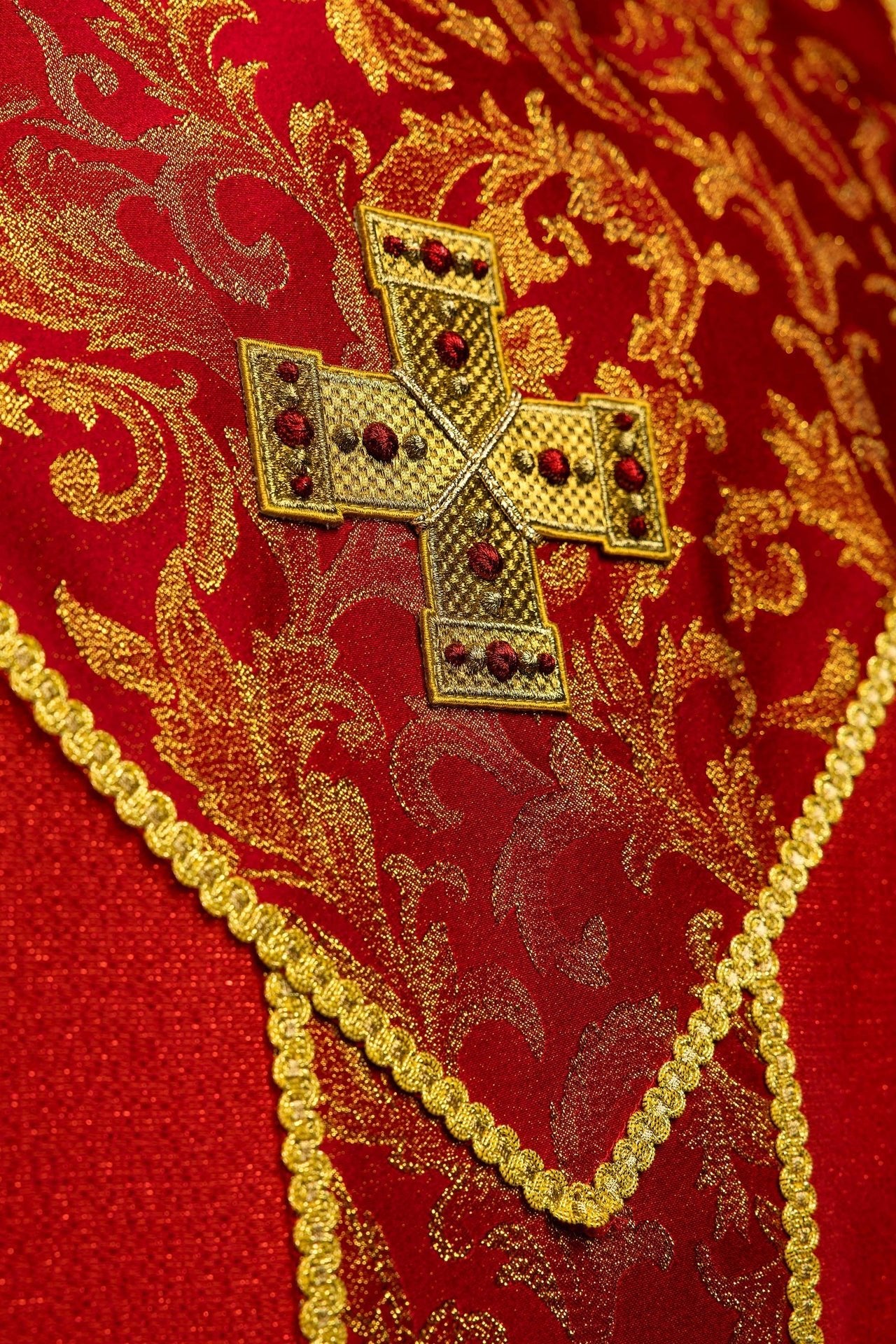 Casulla roja con cruz decorada con tejido jacquard LE/7075/02 - CASULLAS.ES