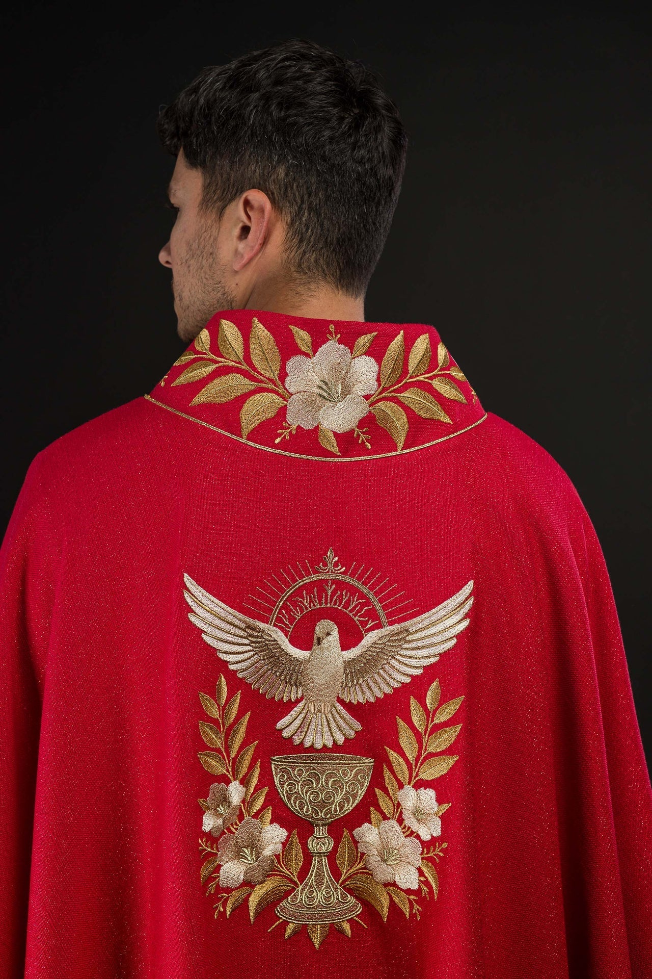 Casulla roja con cuello bordado y símbolo del Espíritu Santo LE/7046/02 - CASULLAS.ES