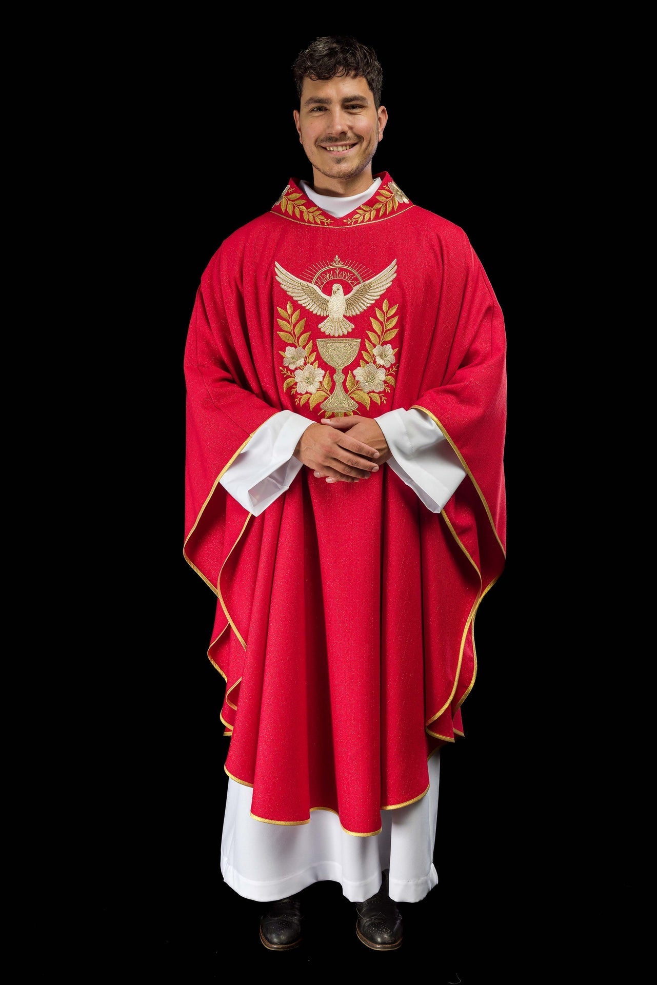 Casulla roja con cuello bordado y símbolo del Espíritu Santo LE/7046/02 - CASULLAS.ES
