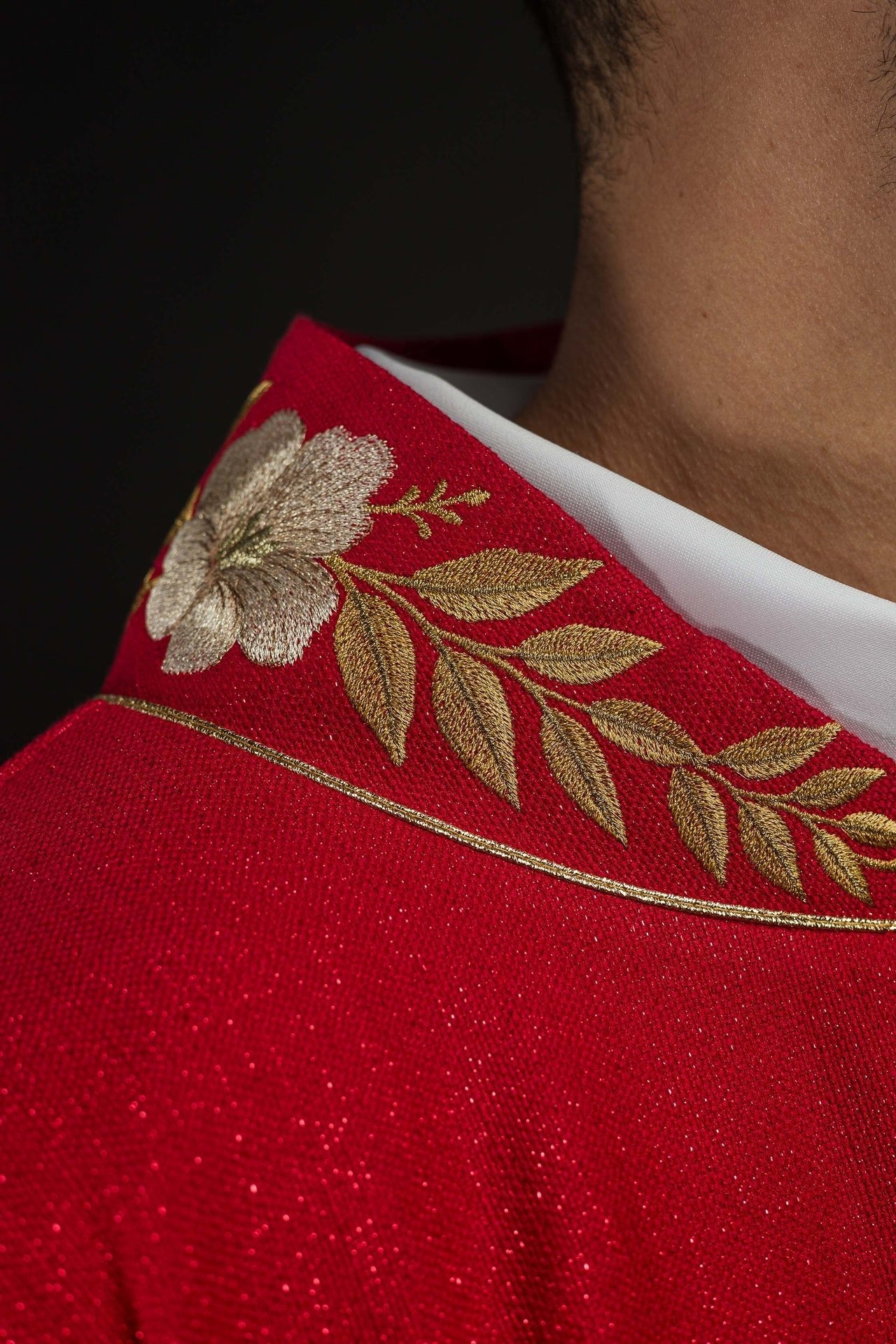 Casulla roja con cuello bordado y símbolo del Espíritu Santo LE/7046/02 - CASULLAS.ES