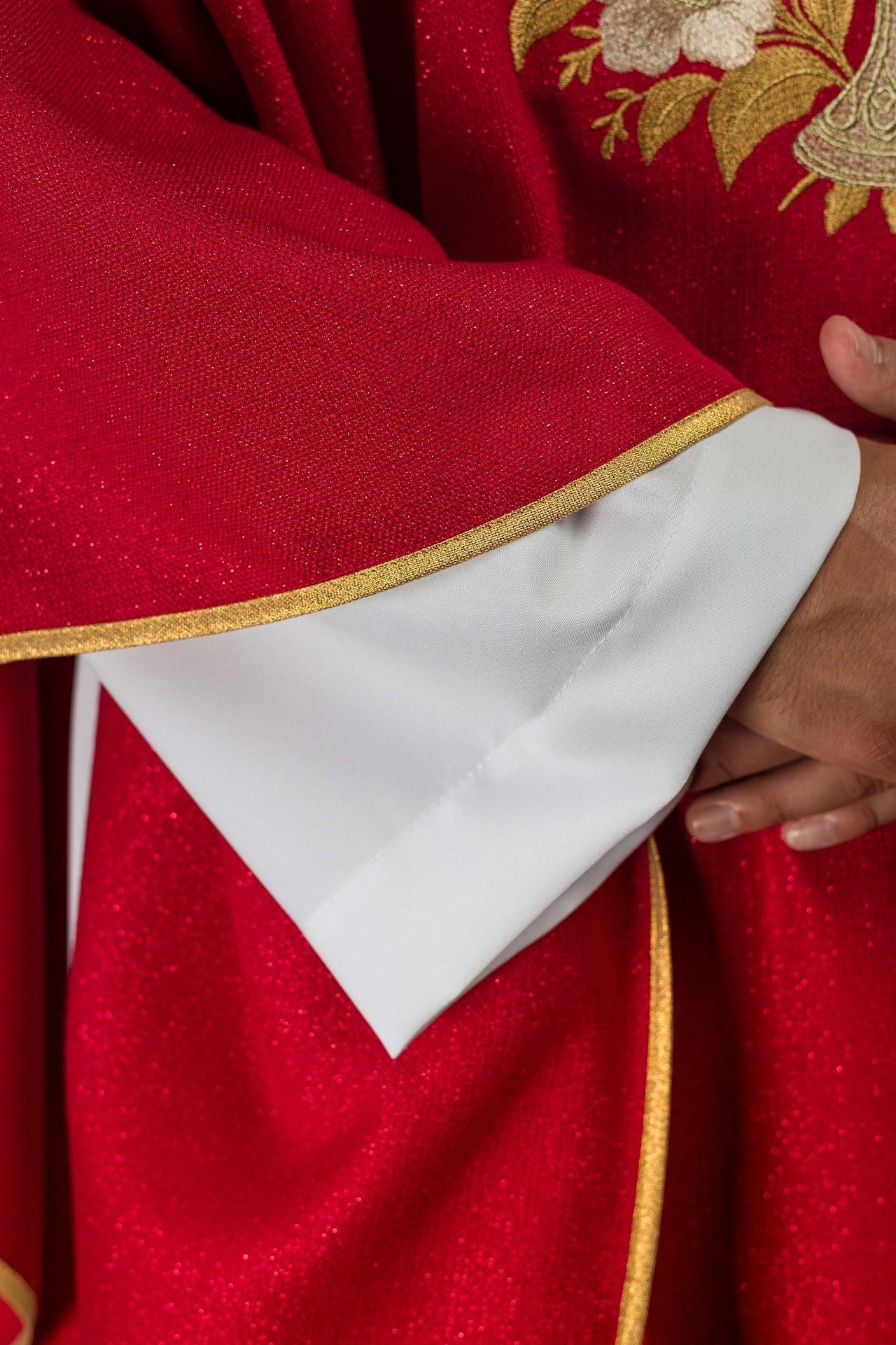 Casulla roja con cuello bordado y símbolo del Espíritu Santo LE/7046/02 - CASULLAS.ES