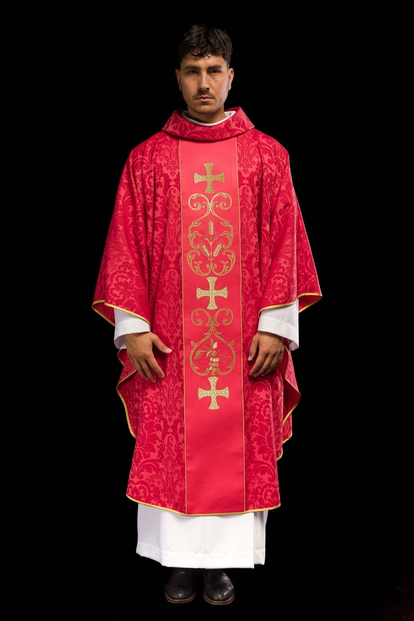 Casulla roja con galón ricamente bordado KOR/148/02/81 - CASULLAS.ES