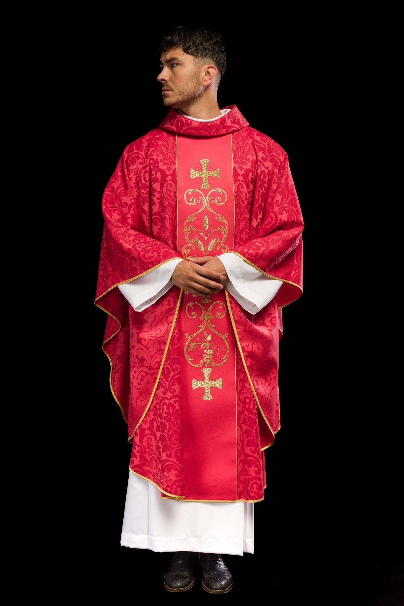 Casulla roja con galón ricamente bordado KOR/148/02/81 - CASULLAS.ES