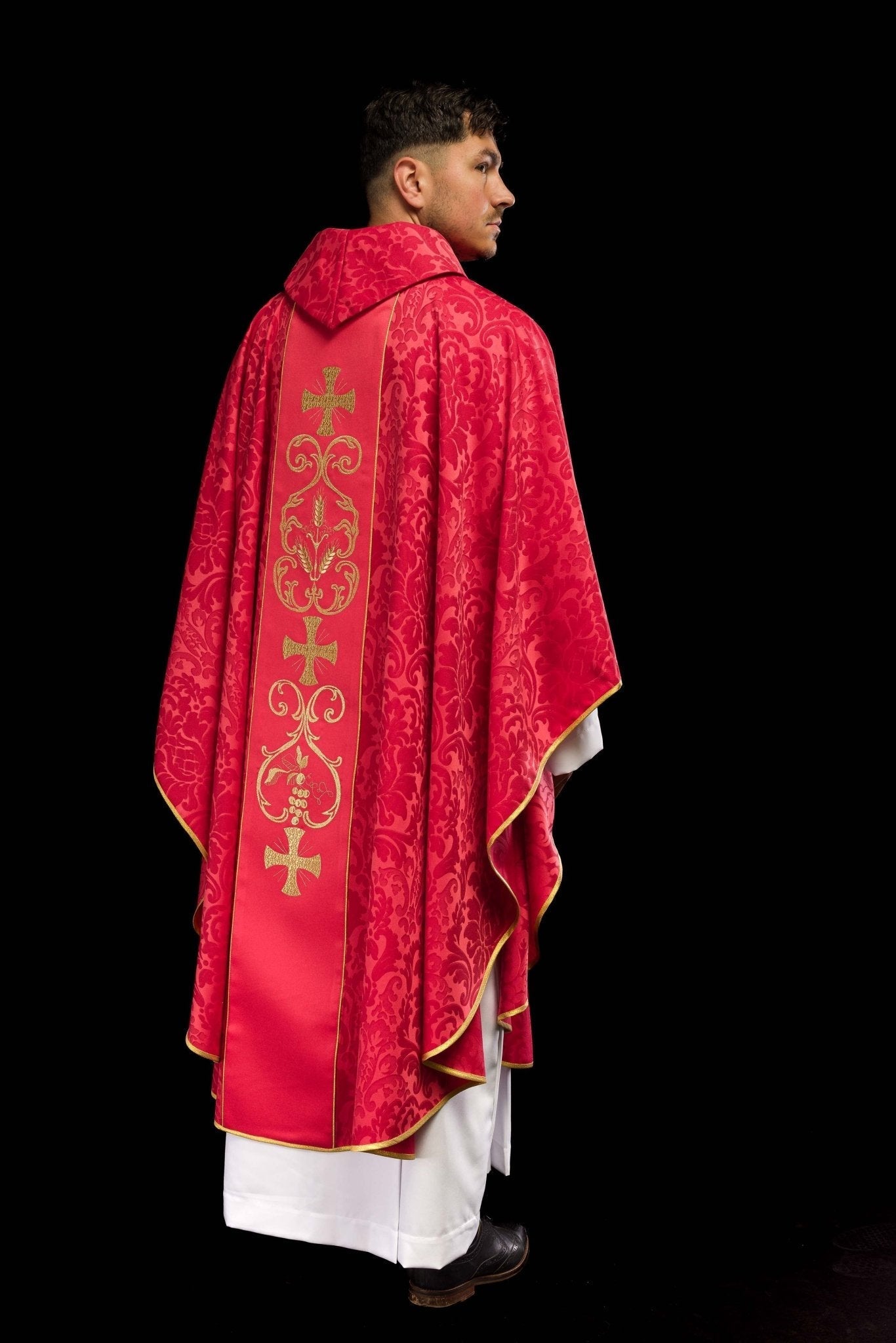 Casulla roja con galón ricamente bordado KOR/148/02/81 - CASULLAS.ES