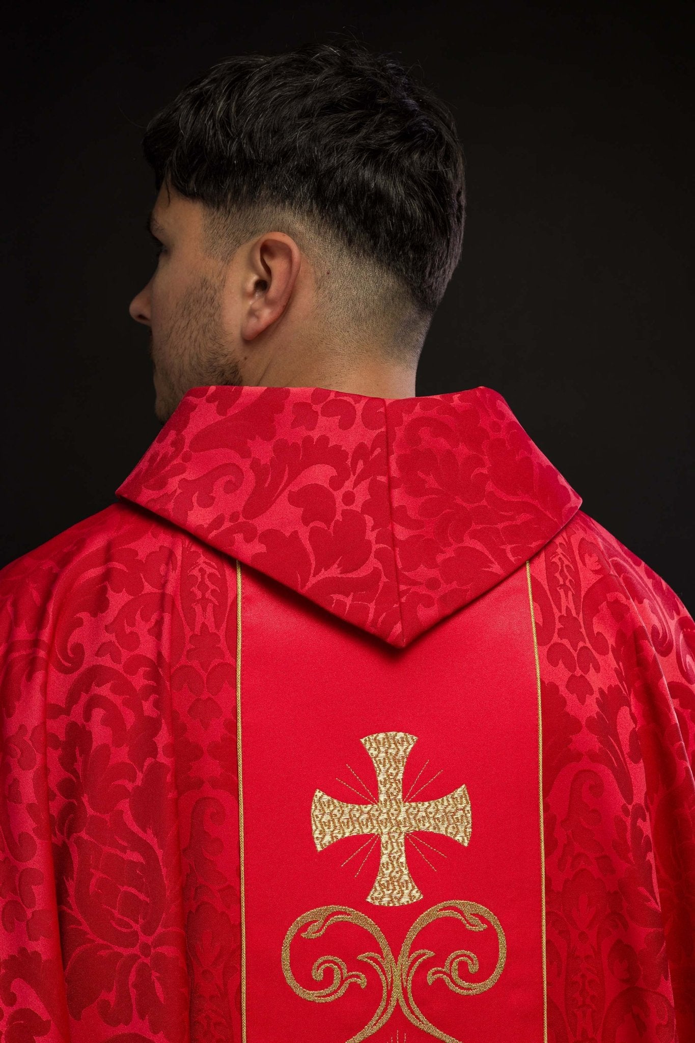 Casulla roja con galón ricamente bordado KOR/148/02/81 - CASULLAS.ES