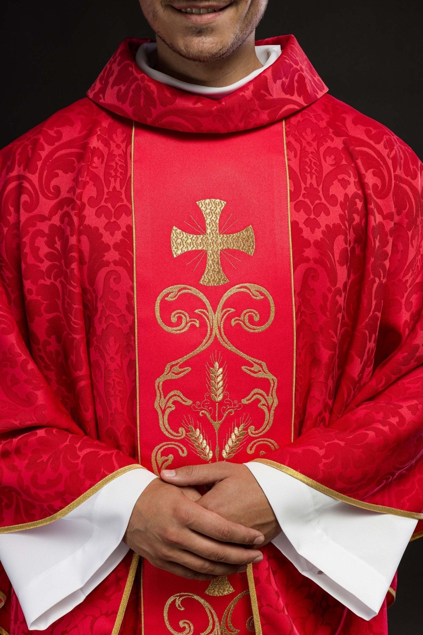 Casulla roja con galón ricamente bordado KOR/148/02/81 - CASULLAS.ES