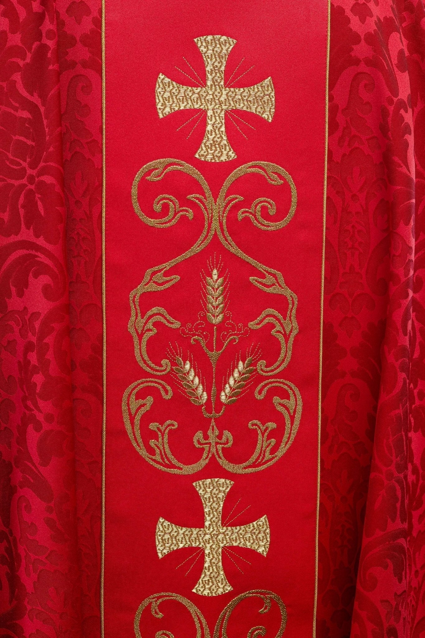 Casulla roja con galón ricamente bordado KOR/148/02/81 - CASULLAS.ES