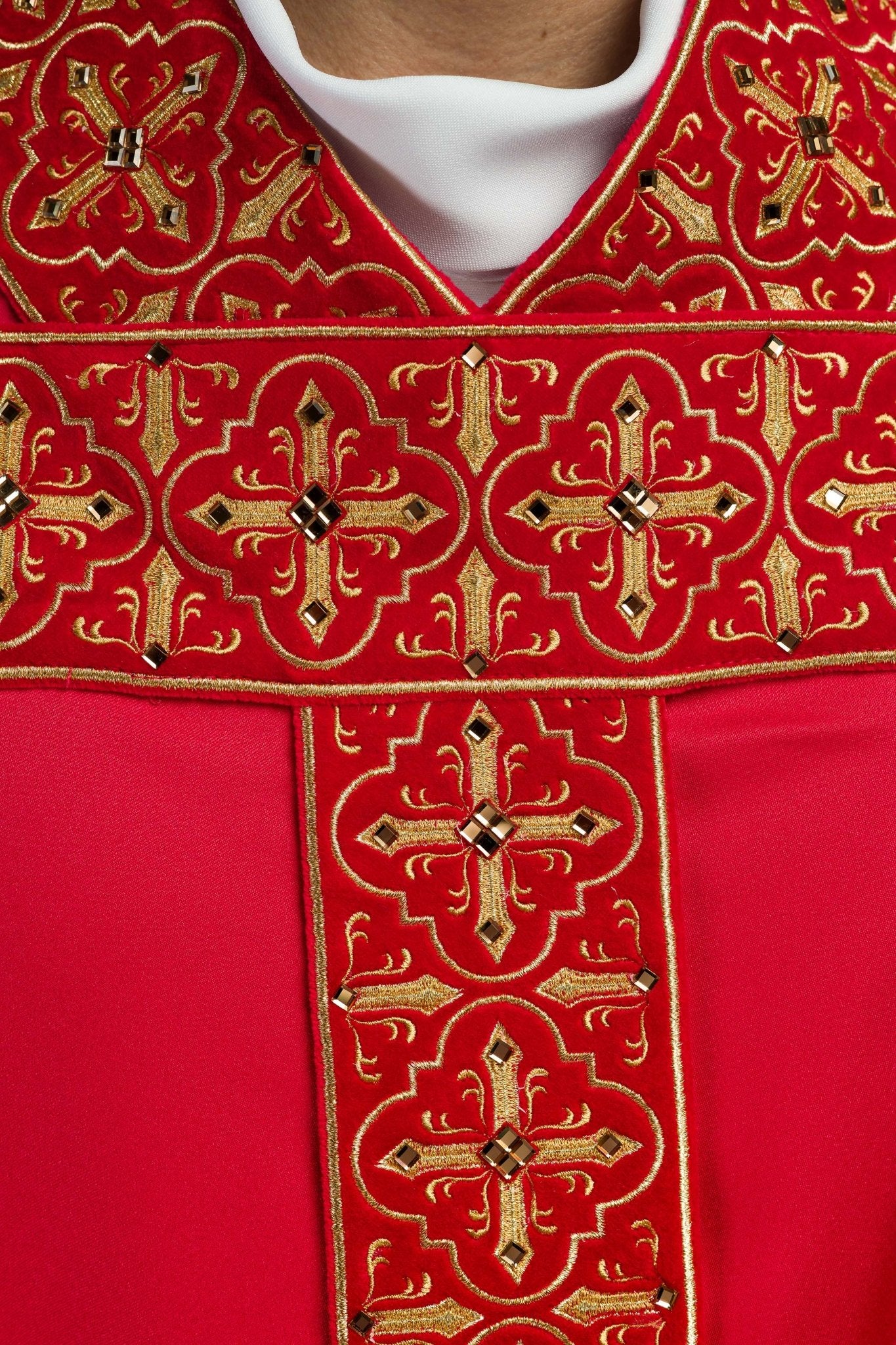 Casulla roja con galón ricamente bordado y decorado con 500 piedras LE/7004/02 - CASULLAS.ES