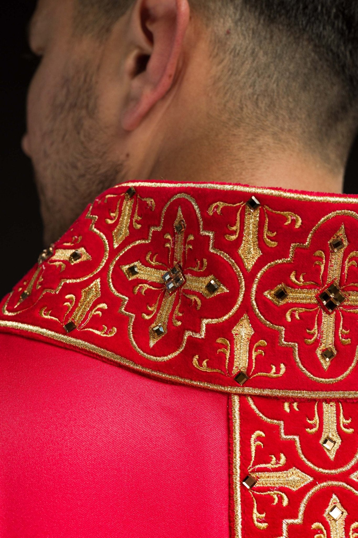 Casulla roja con galón ricamente bordado y decorado con 500 piedras LE/7004/02 - CASULLAS.ES