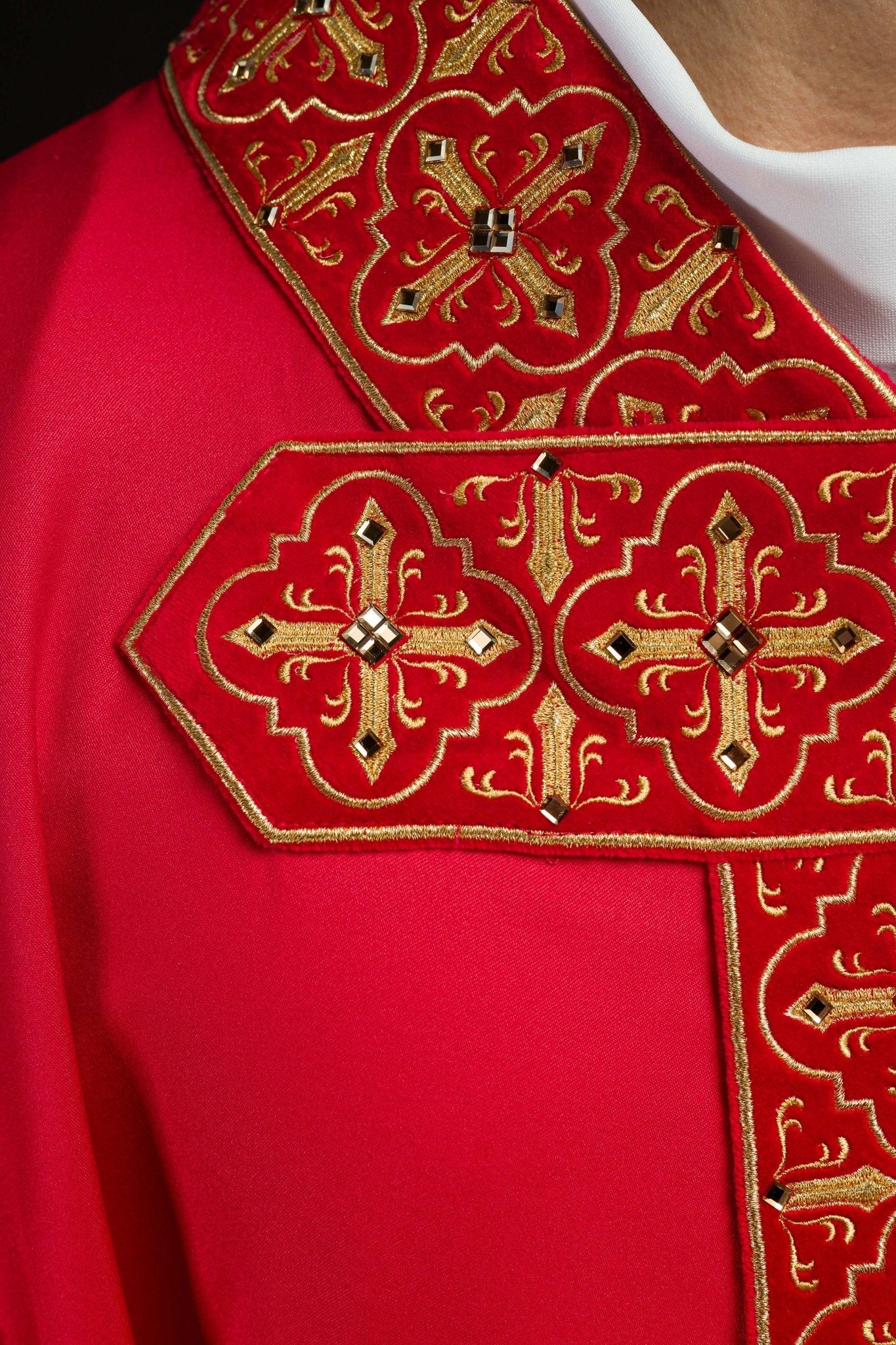 Casulla roja con galón ricamente bordado y decorado con 500 piedras LE/7004/02 - CASULLAS.ES