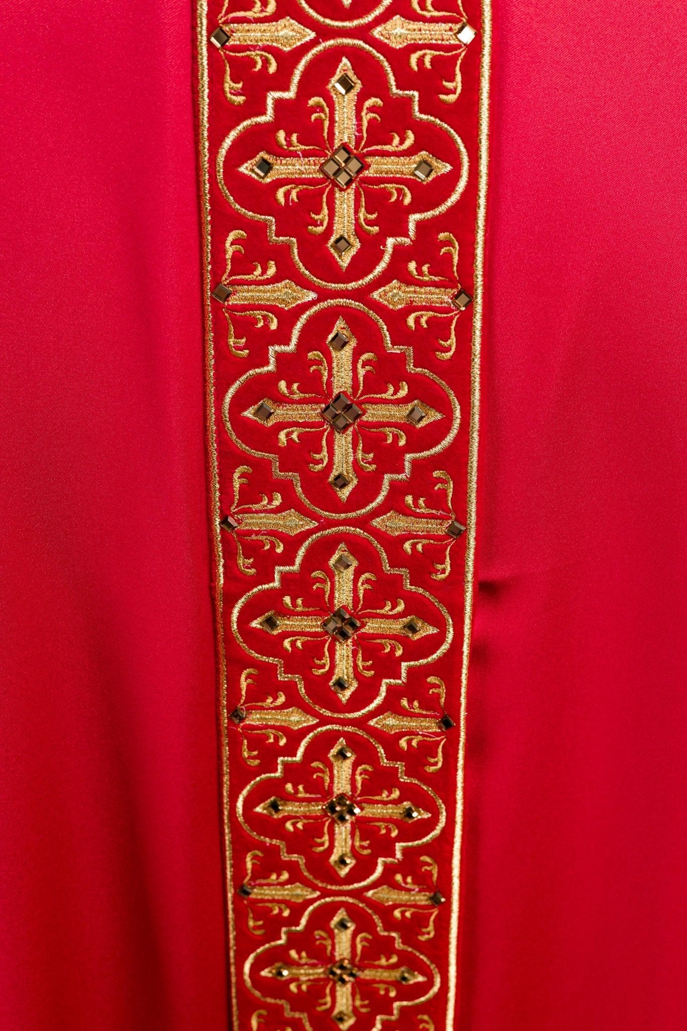 Casulla roja con galón ricamente bordado y decorado con 500 piedras LE/7004/02 - CASULLAS.ES