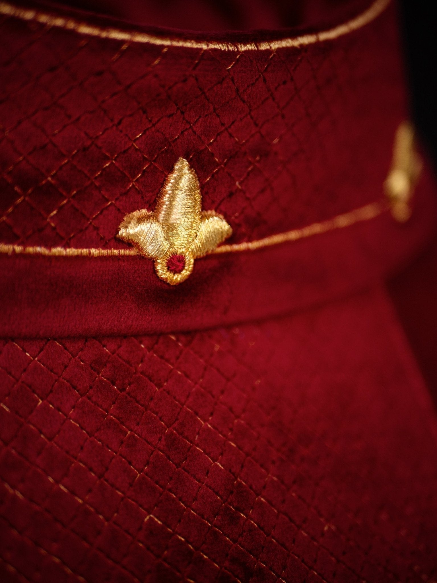 Casulla roja con galón terciopelo ricamente bordado Cruces LE/7030/02 - CASULLAS.ES