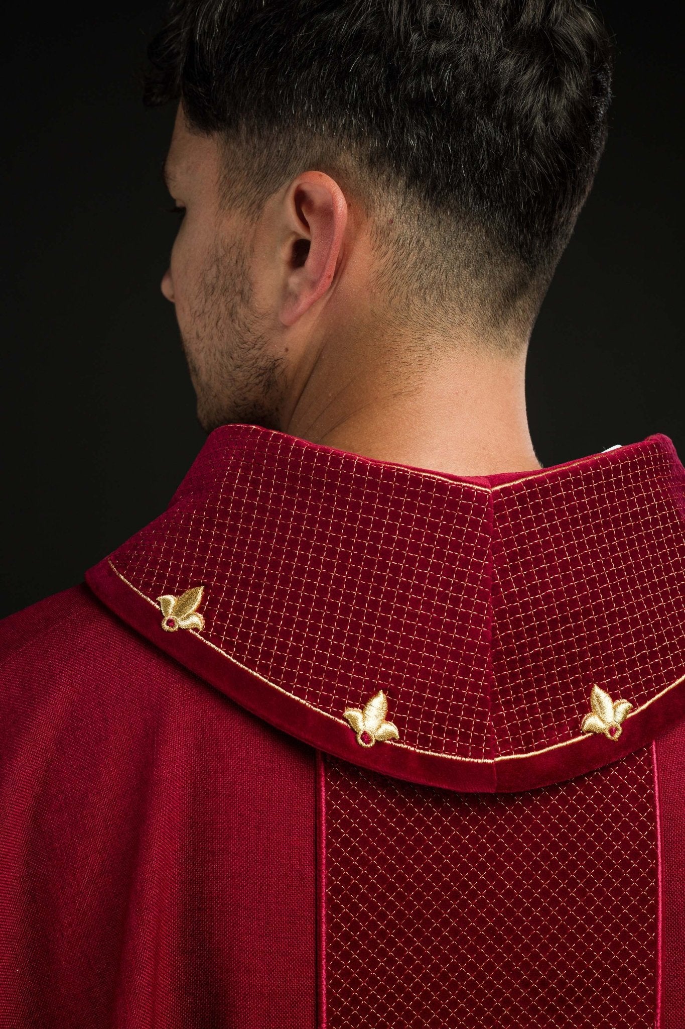 Casulla roja con galón terciopelo ricamente bordado Cruces LE/7030/02 - CASULLAS.ES
