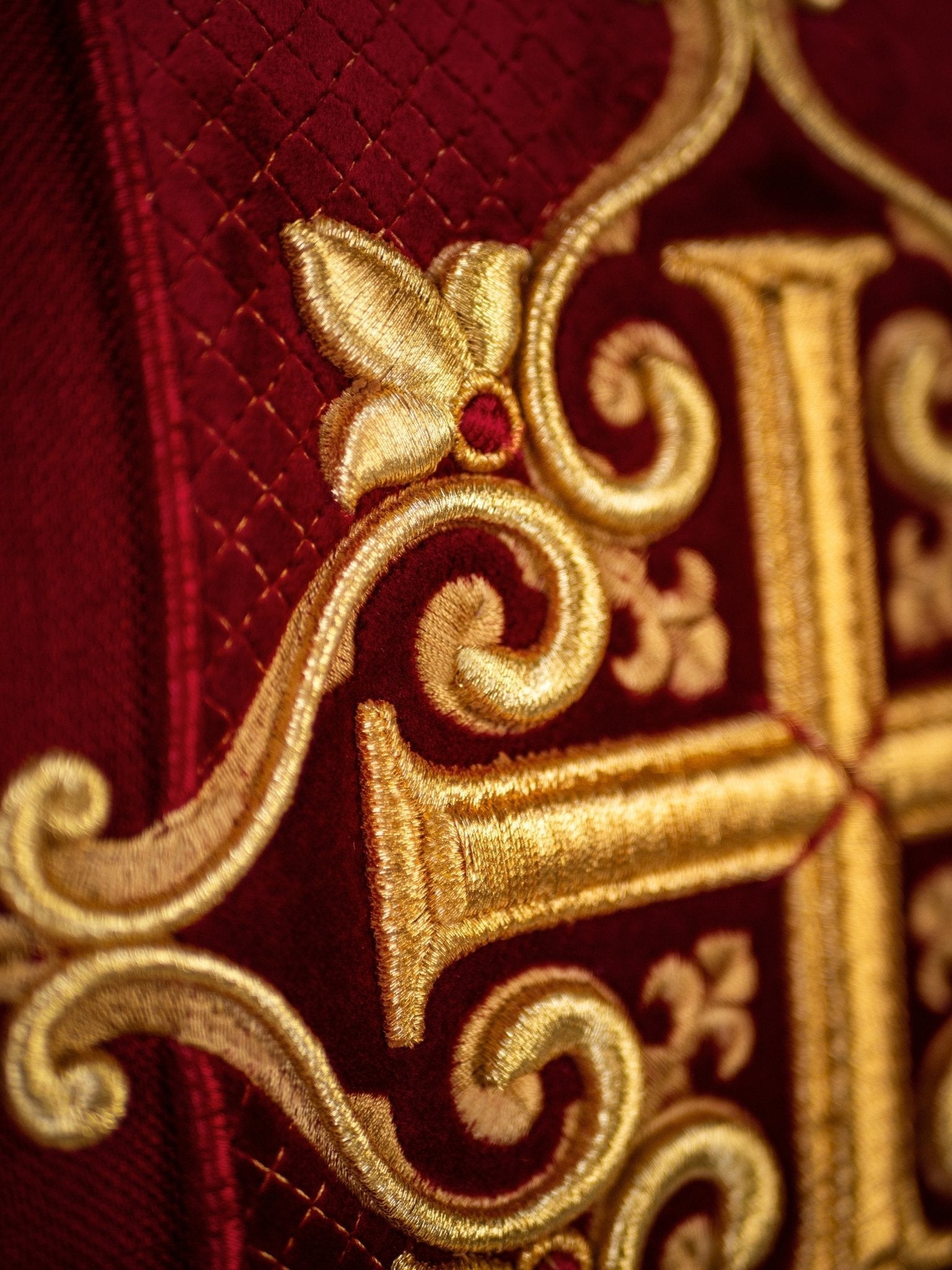 Casulla roja con galón terciopelo ricamente bordado Cruces LE/7030/02 - CASULLAS.ES