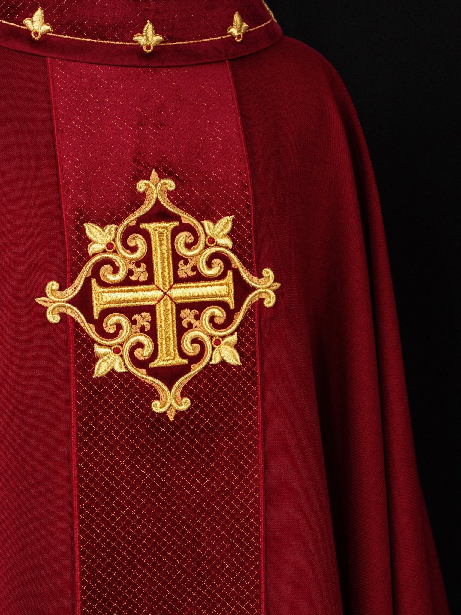 Casulla roja con galón terciopelo ricamente bordado Cruces LE/7030/02 - CASULLAS.ES