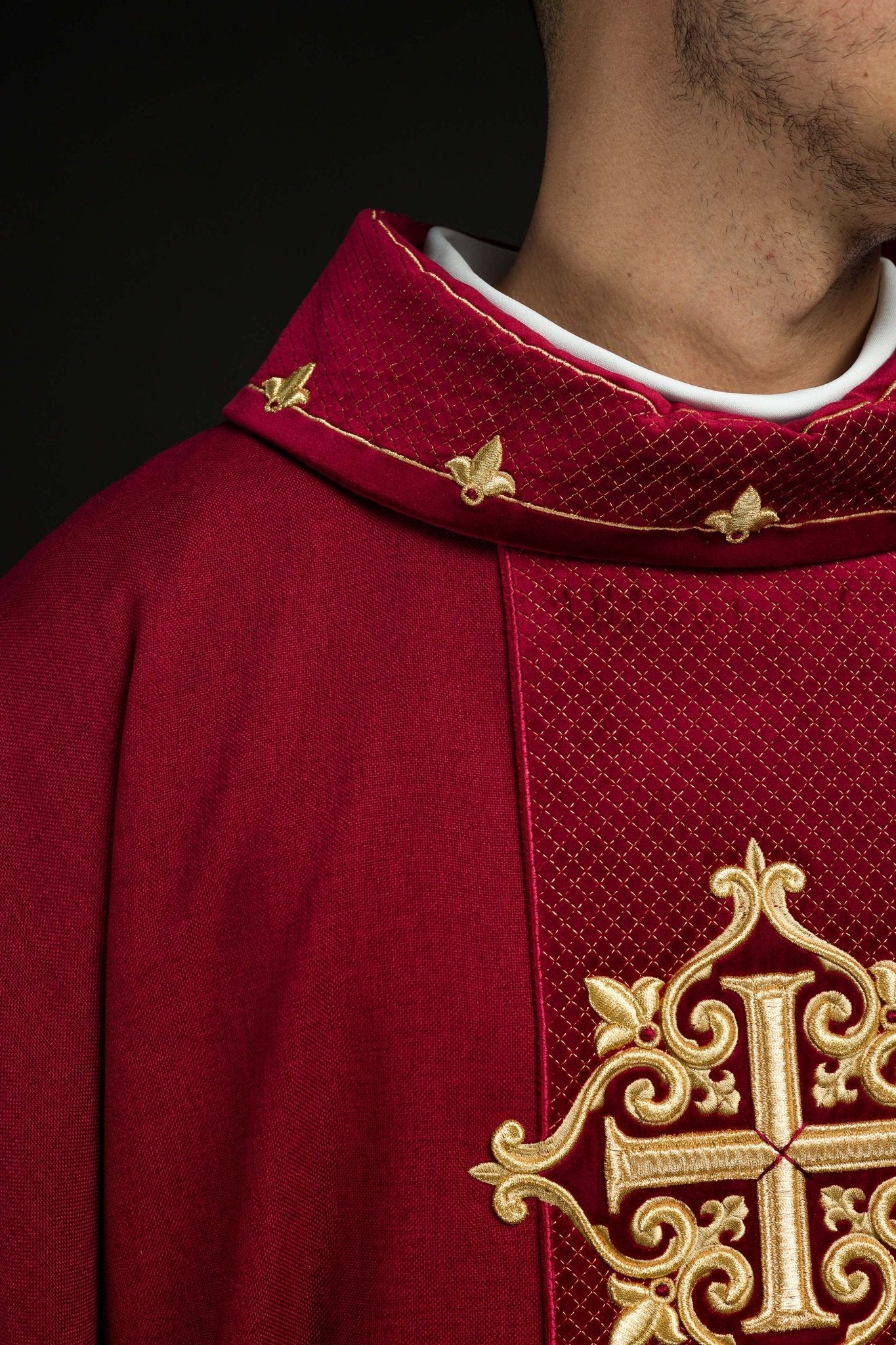 Casulla roja con galón terciopelo ricamente bordado Cruces LE/7030/02 - CASULLAS.ES