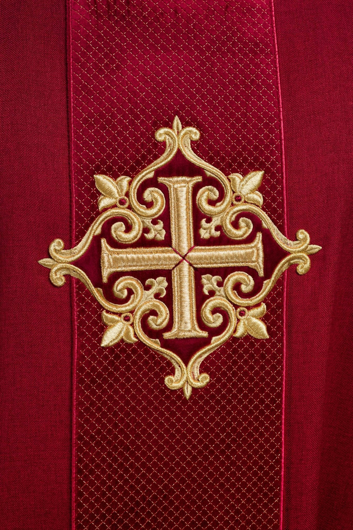 Casulla roja con galón terciopelo ricamente bordado Cruces LE/7030/02 - CASULLAS.ES