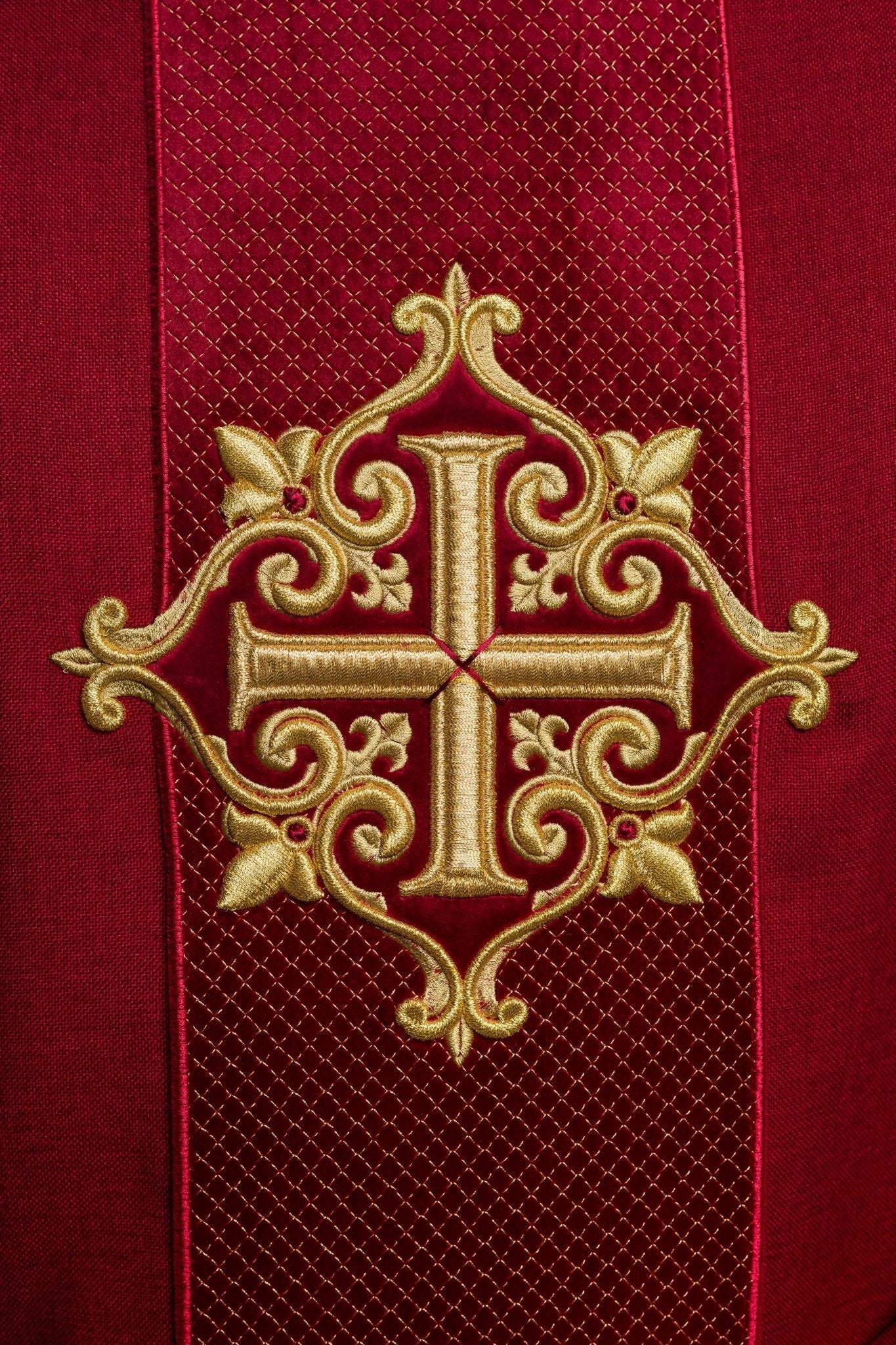 Casulla roja con galón terciopelo ricamente bordado Cruz LE/7029/02 - CASULLAS.ES