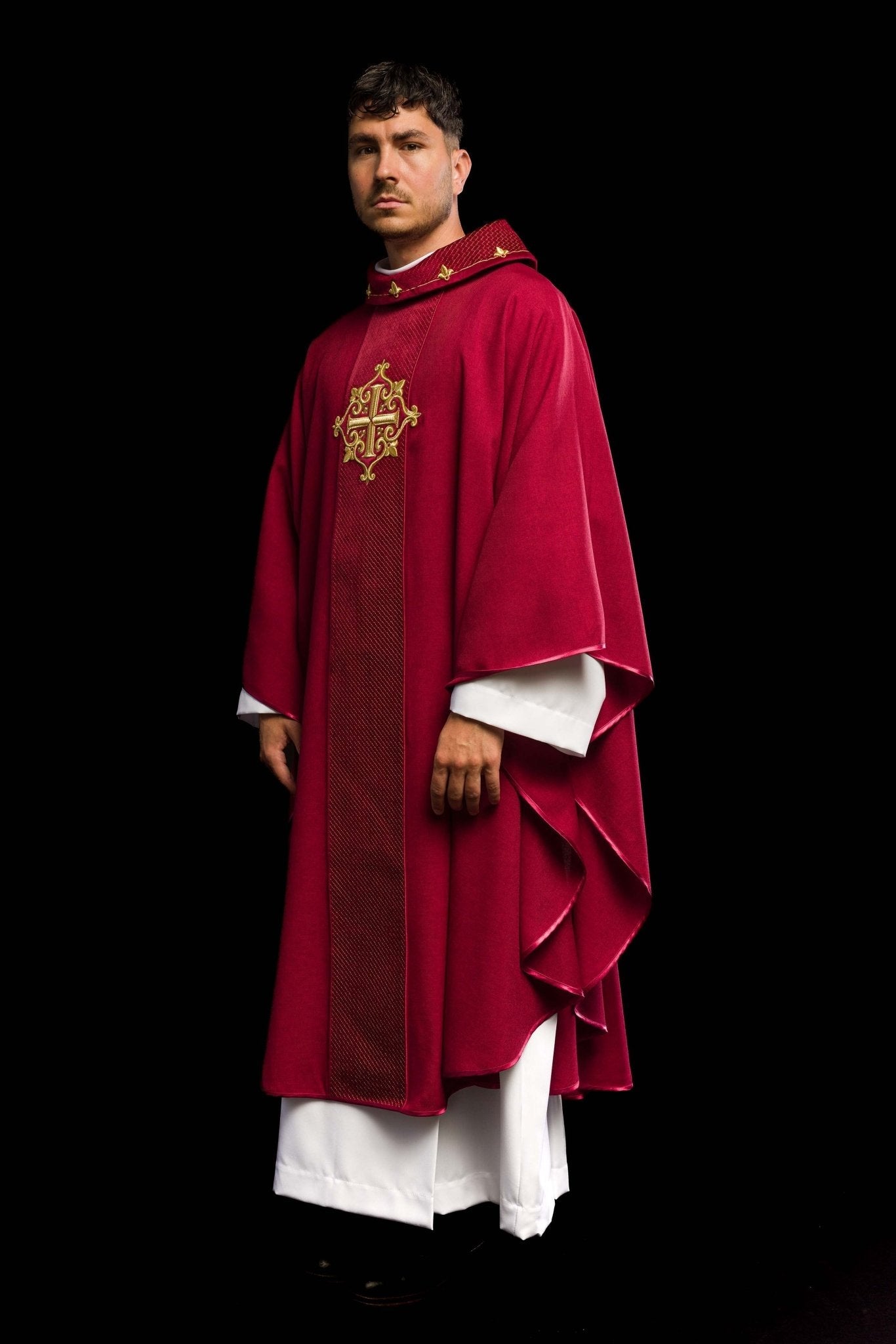 Casulla roja con galón terciopelo ricamente bordado Cruz LE/7029/02 - CASULLAS.ES